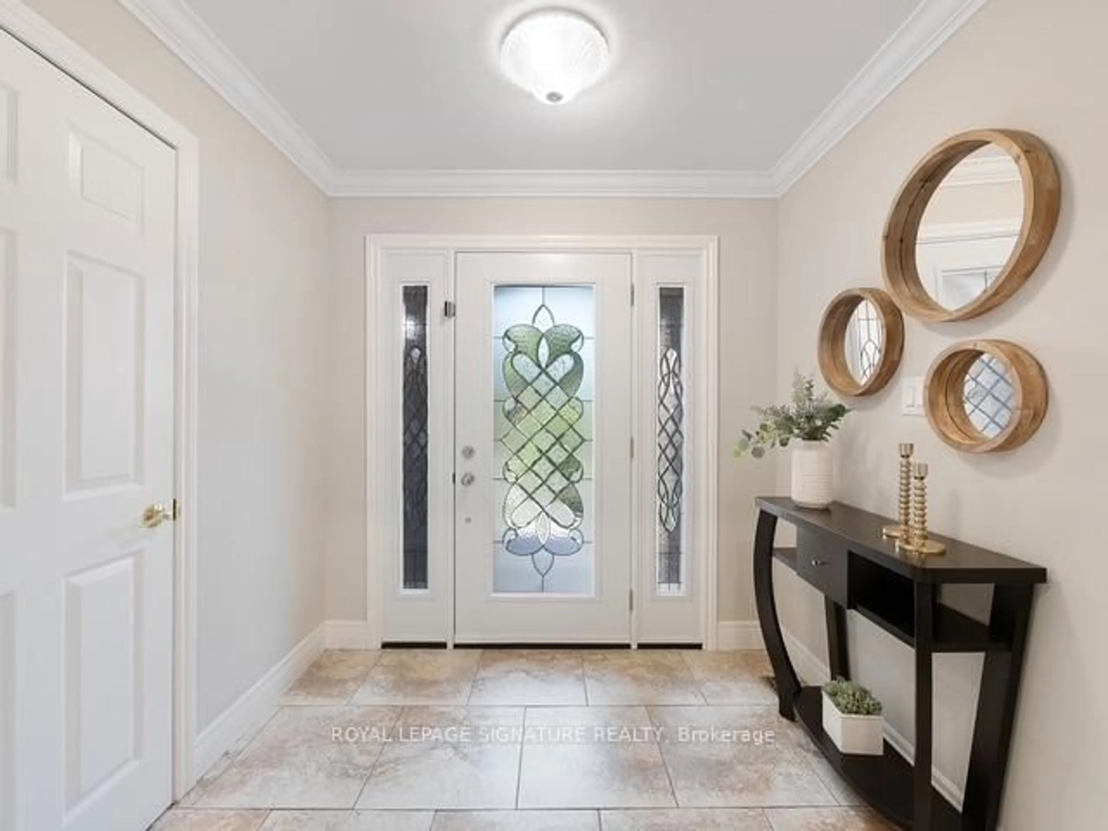 Indoor entryway for 2074 Folkway Dr, Mississauga Ontario L5L 3G3