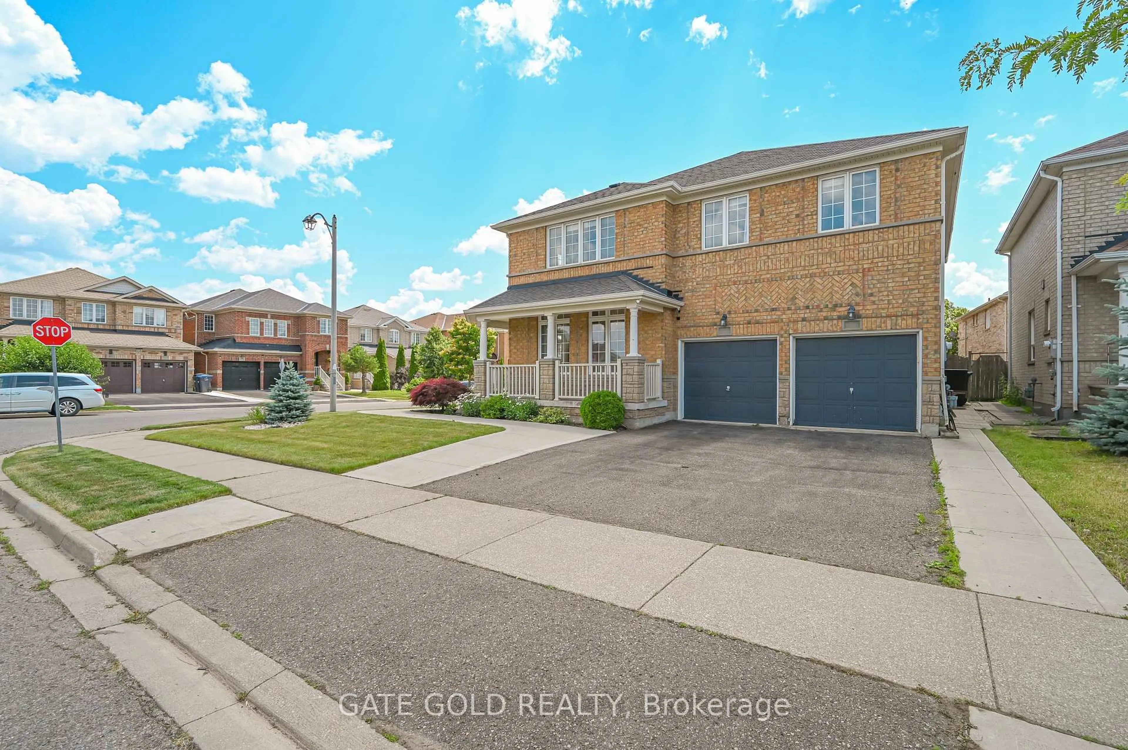 A pic from outside/outdoor area/front of a property/back of a property/a pic from drone, street for 192 Sugarhill Dr, Brampton Ontario L7A 3X6