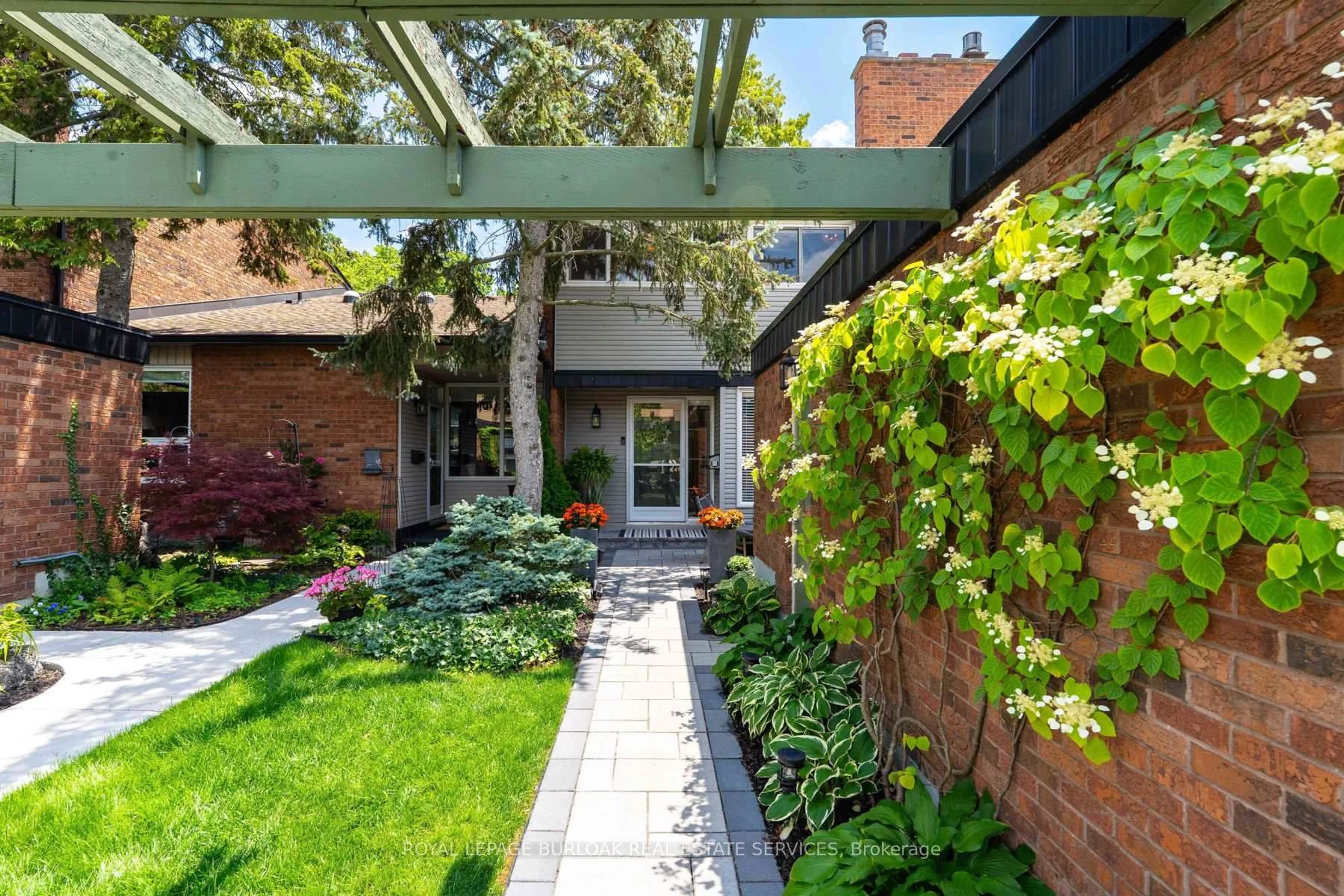 Home with brick exterior material, street for 1576 Kerns Rd #6, Burlington Ontario L7P 3A7