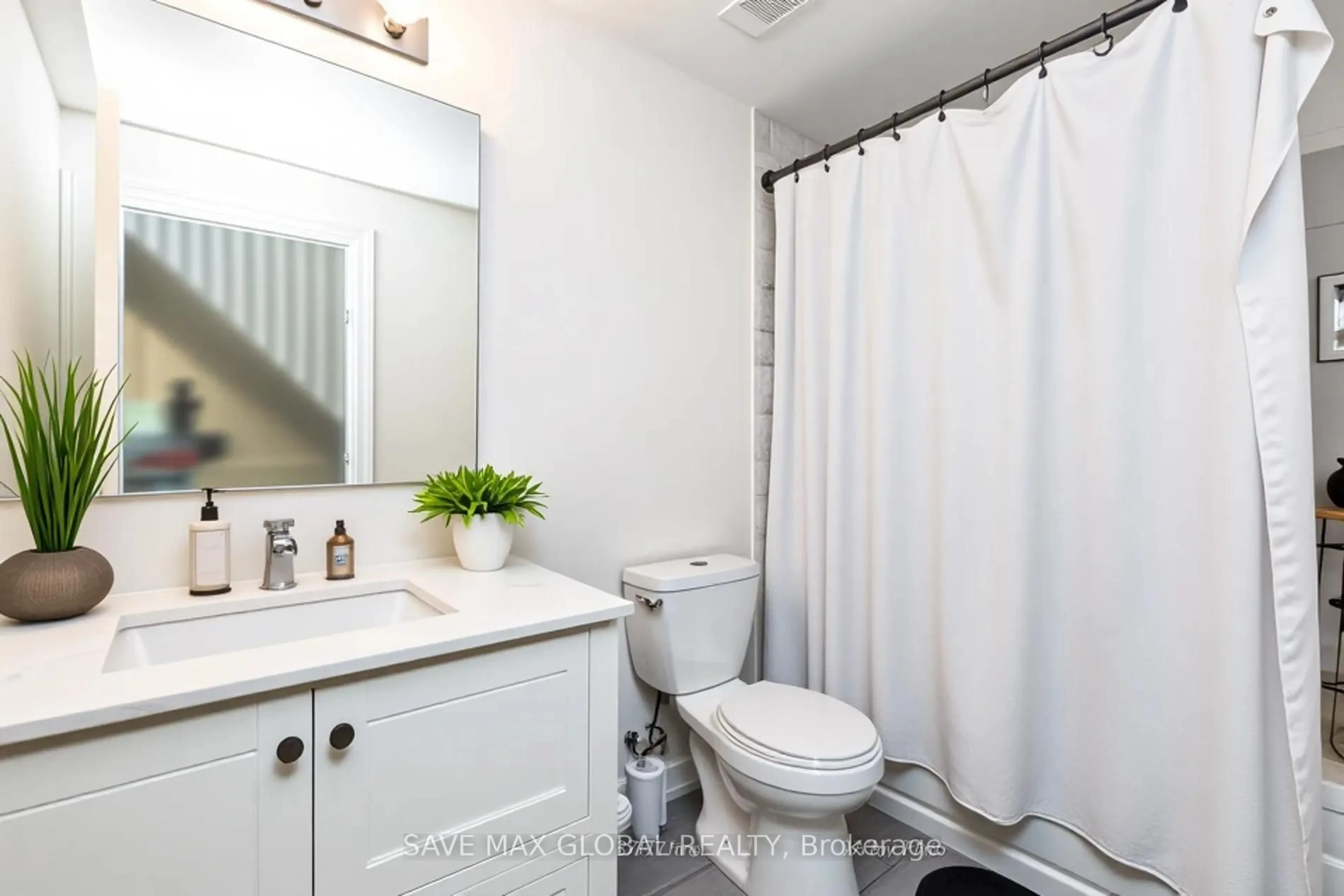 Standard bathroom, ceramic/tile floor for 82 William Duncan Rd, Toronto Ontario M3K 0B7