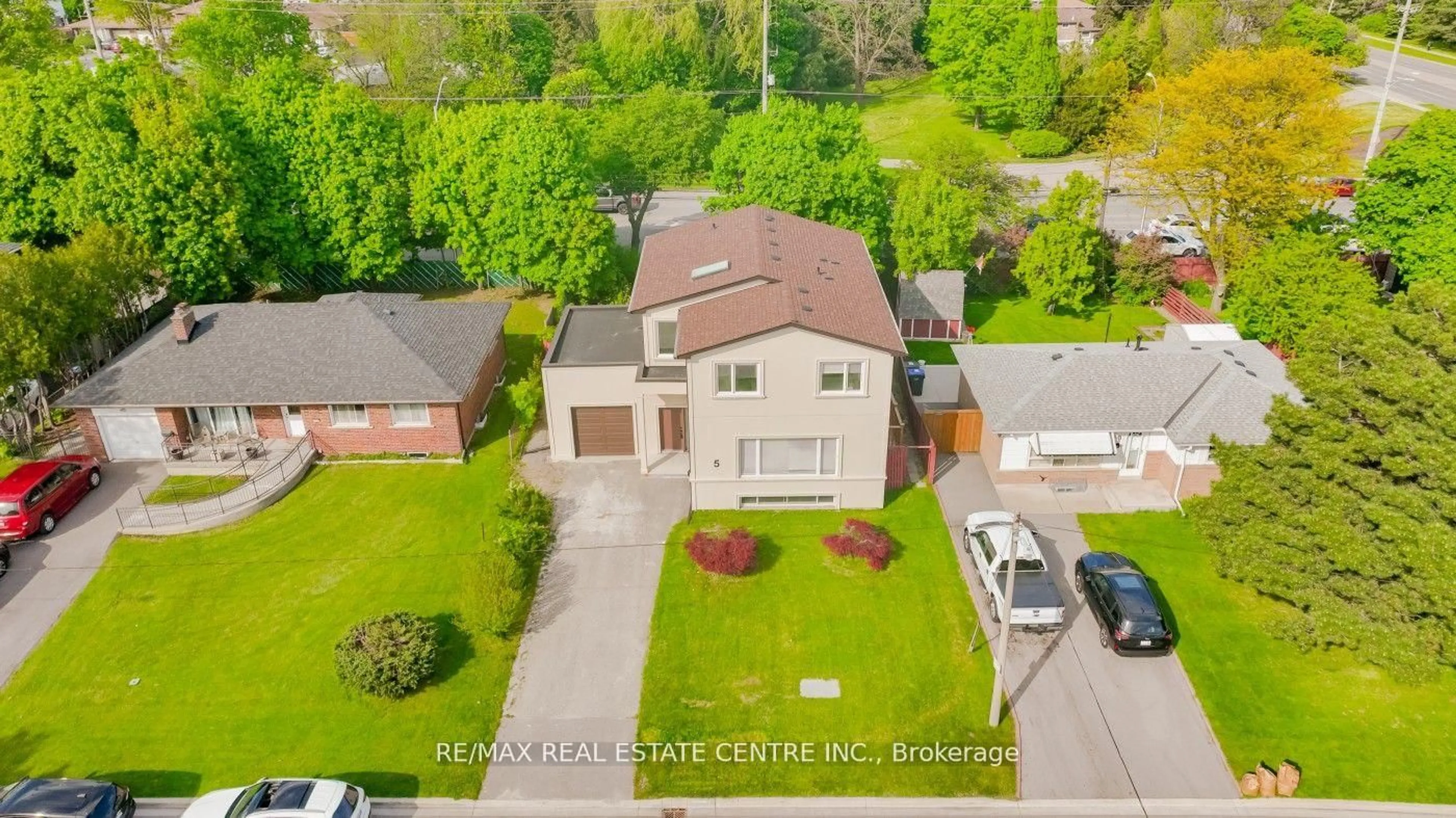 A pic from outside/outdoor area/front of a property/back of a property/a pic from drone, street for 5 Autumn Blvd, Brampton Ontario L6T 2V3