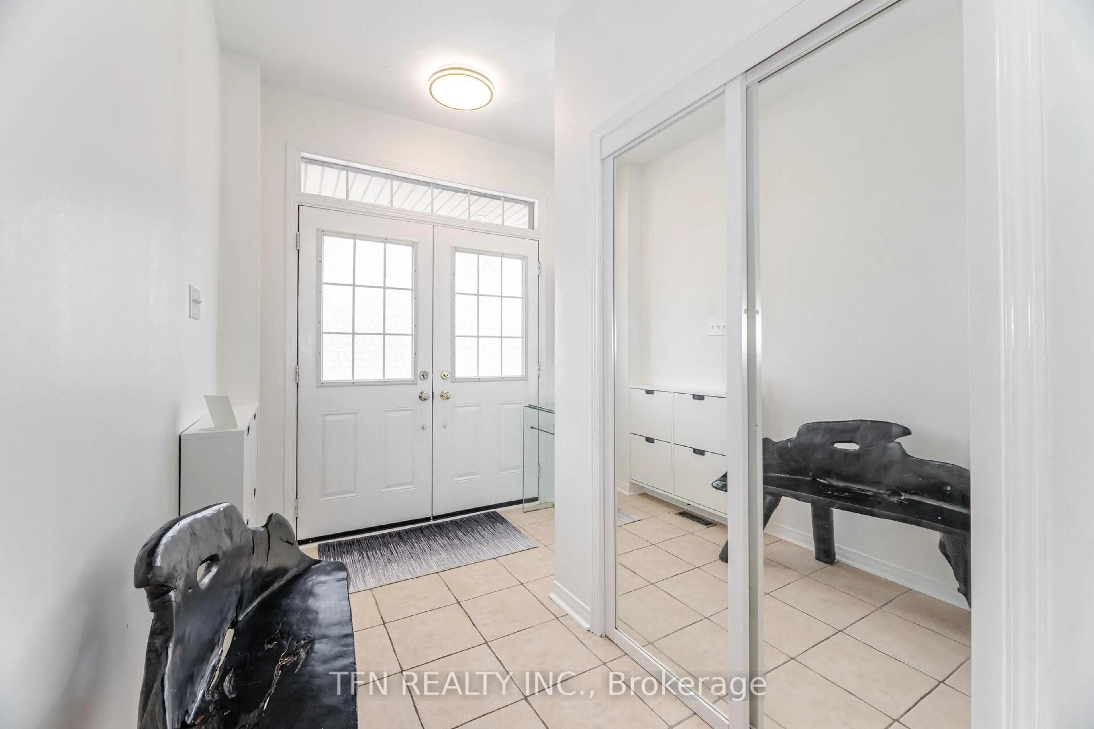 Indoor entryway for 51 Portrush Tr, Brampton Ontario L6X 0R2