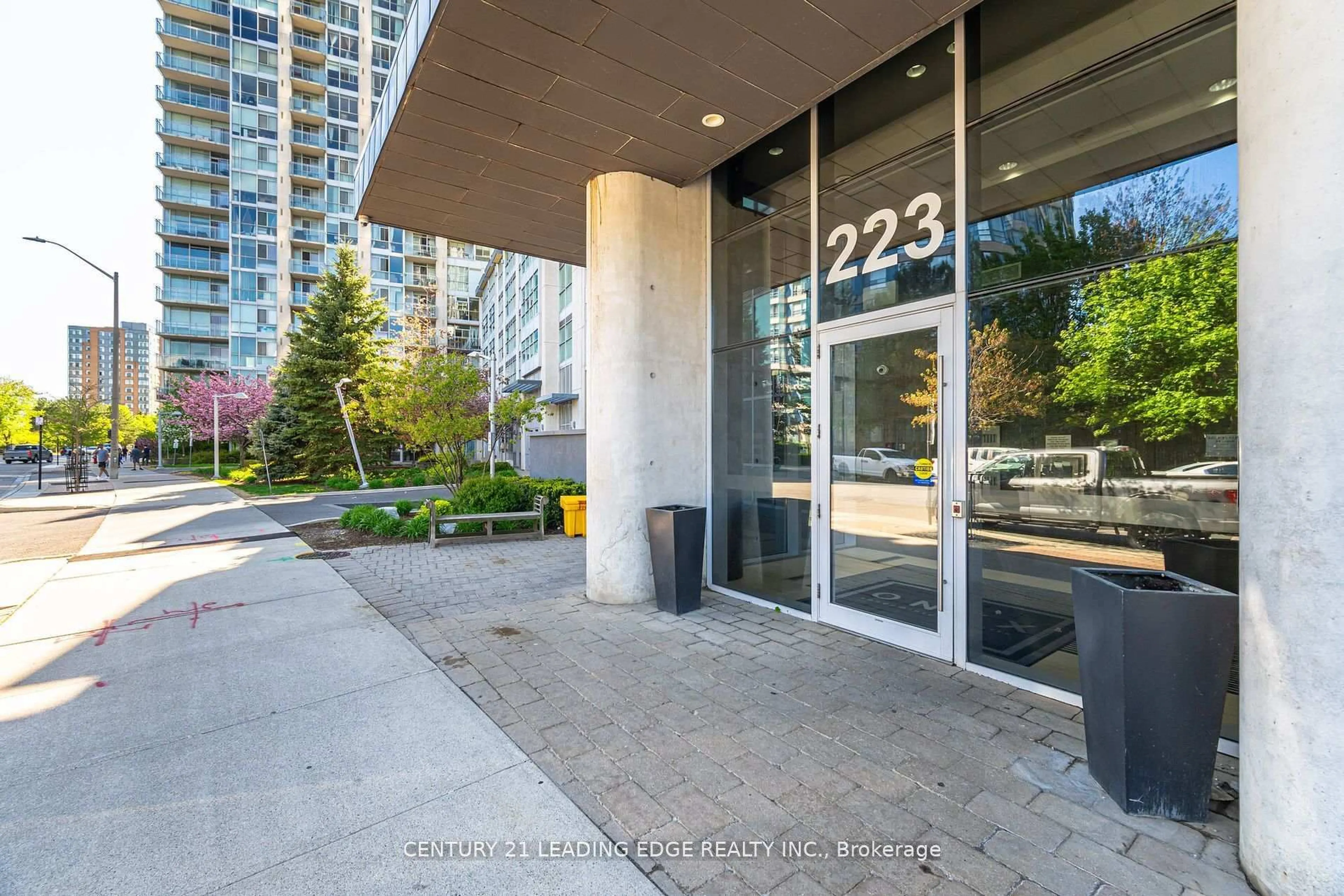 Indoor foyer for 223 Webb Dr #201, Mississauga Ontario L5B 0E8
