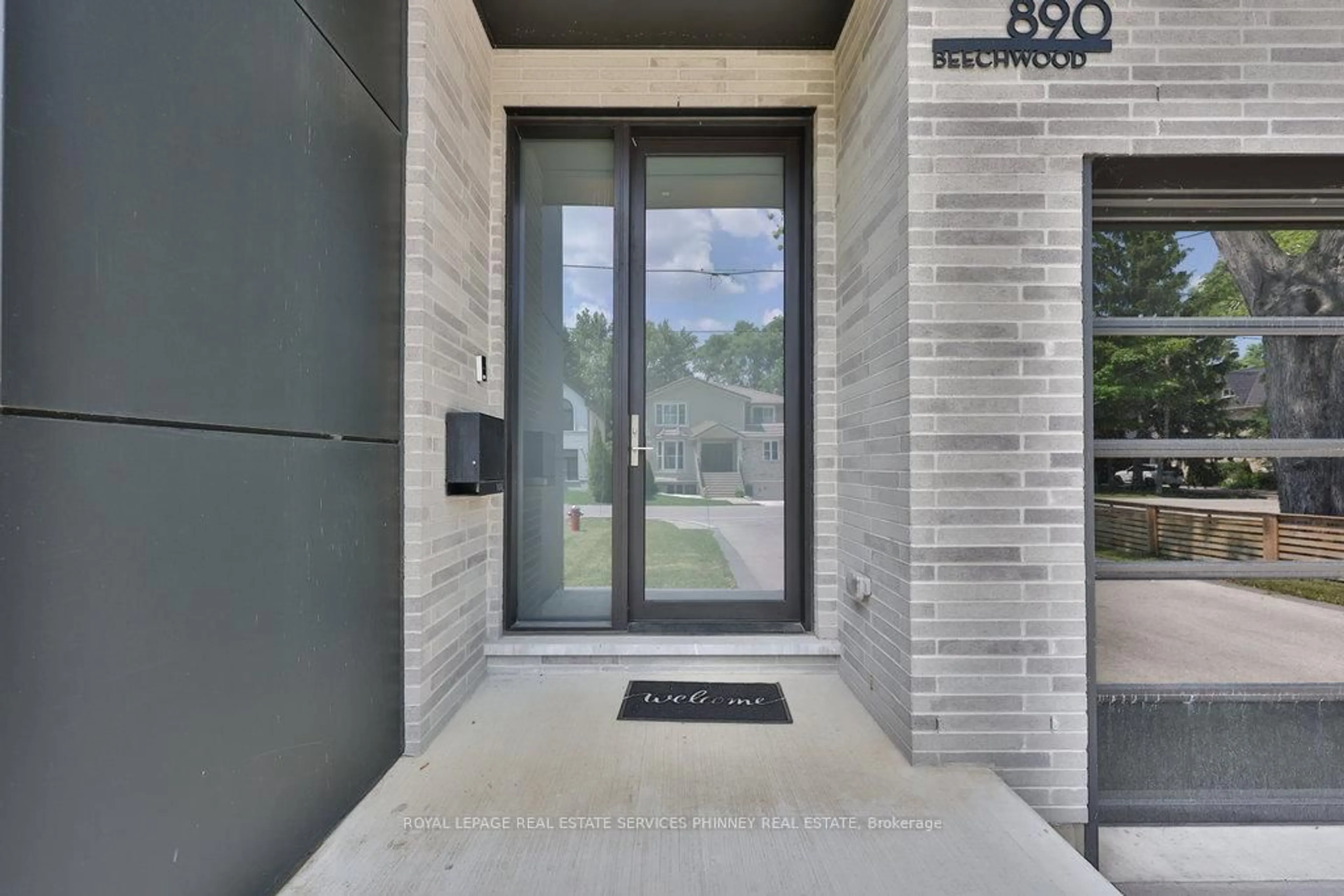 Indoor entryway for 890 Beechwood Ave, Mississauga Ontario L5G 4E2