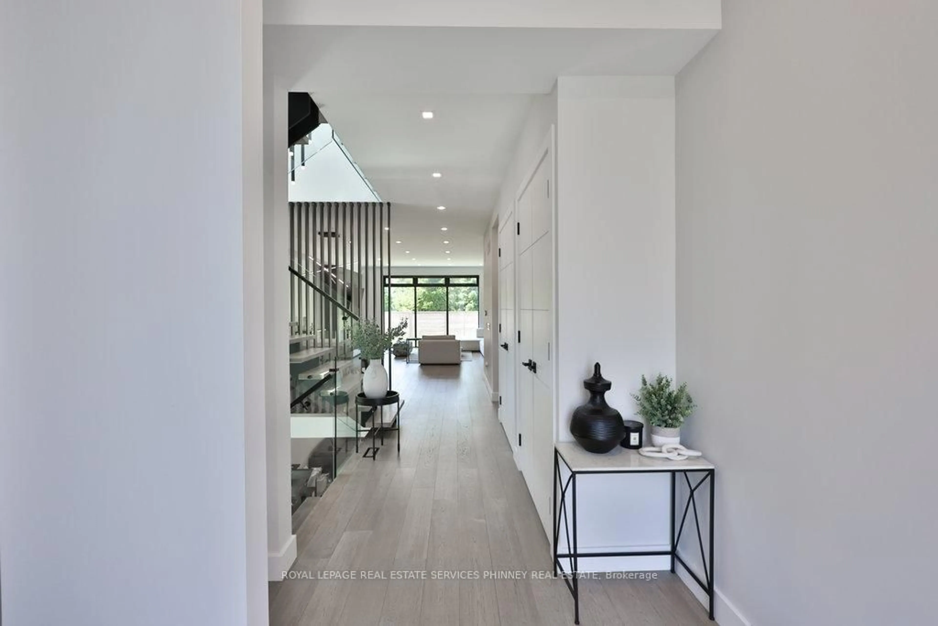 Indoor entryway for 890 Beechwood Ave, Mississauga Ontario L5G 4E2