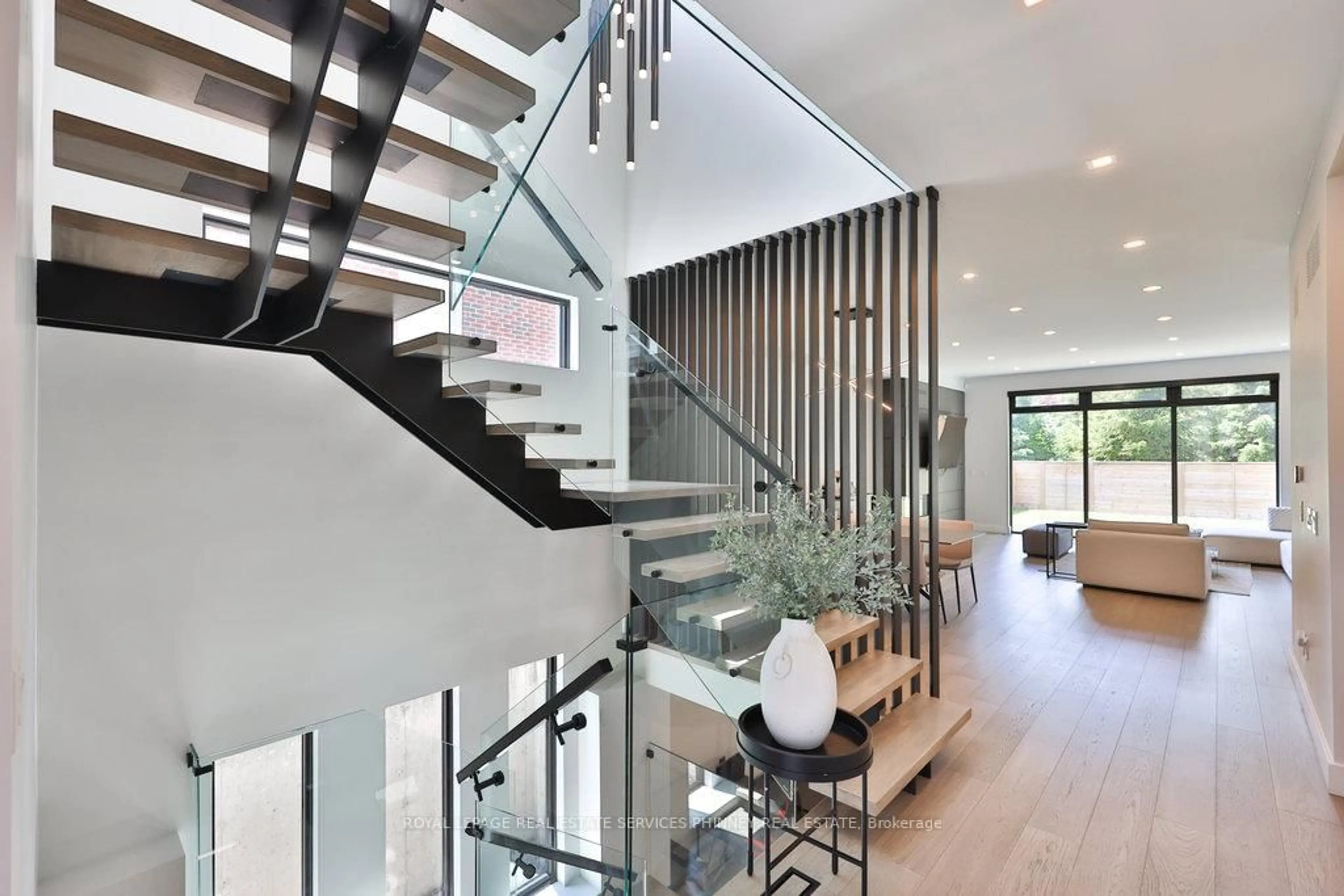 Stairs for 890 Beechwood Ave, Mississauga Ontario L5G 4E2