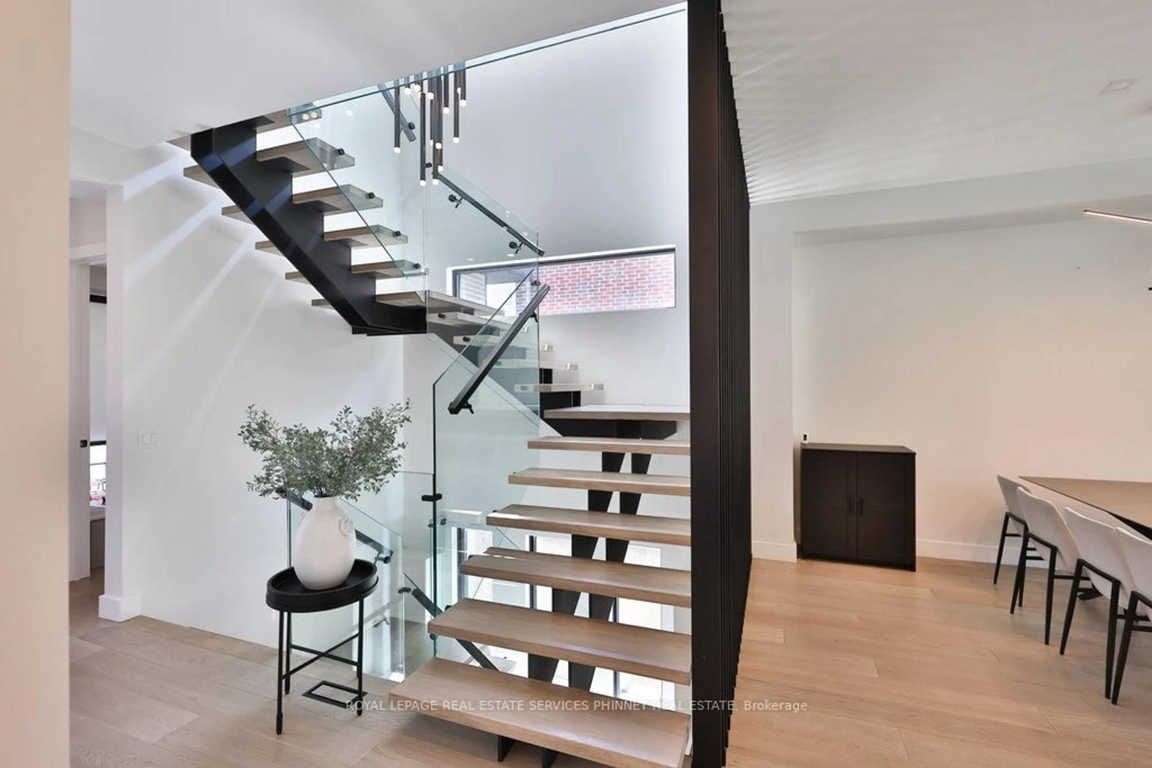 Stairs for 890 Beechwood Ave, Mississauga Ontario L5G 4E2