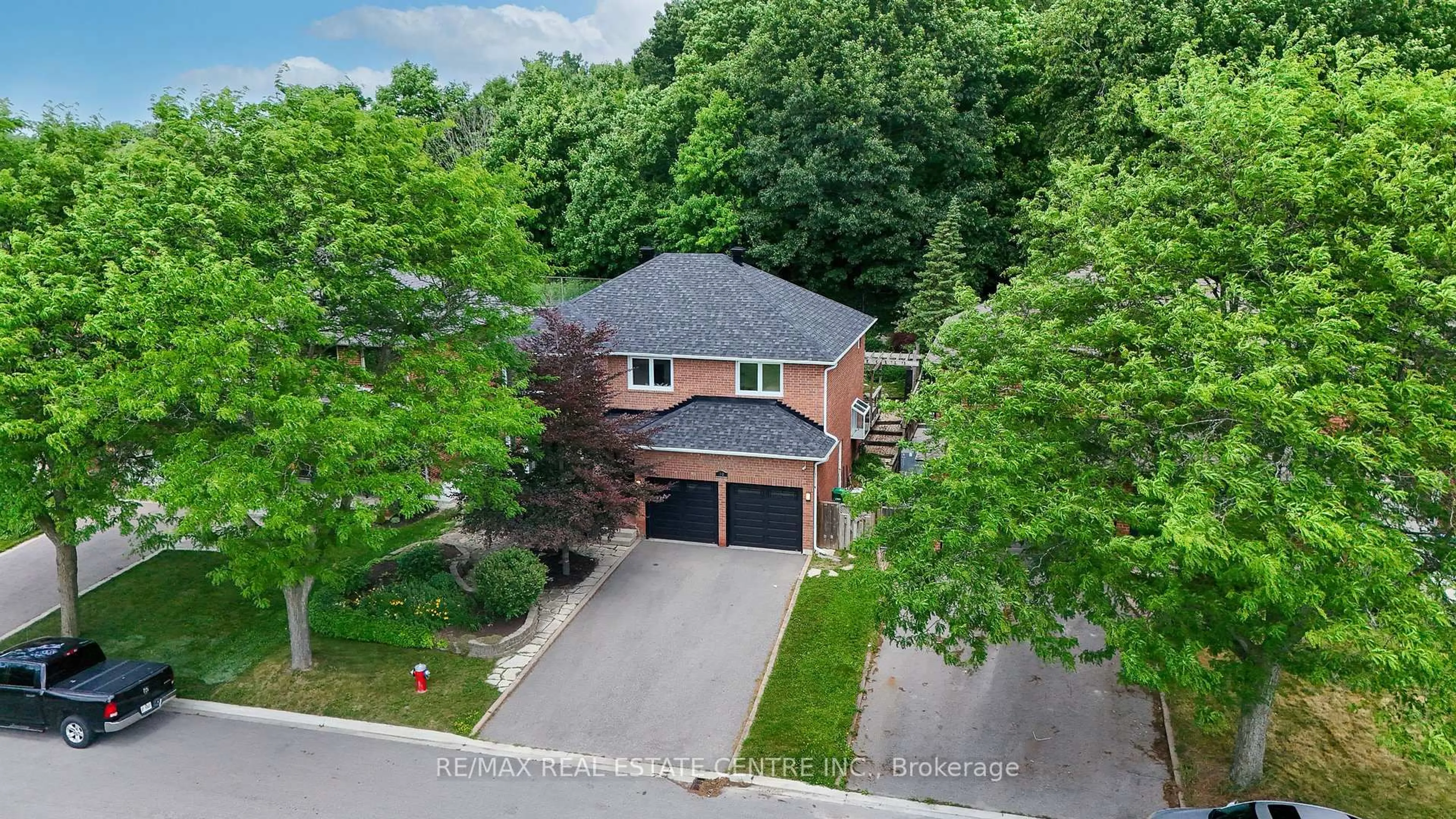 A pic from outside/outdoor area/front of a property/back of a property/a pic from drone, street for 30 Regentview Dr, Brampton Ontario L6Z 3G6
