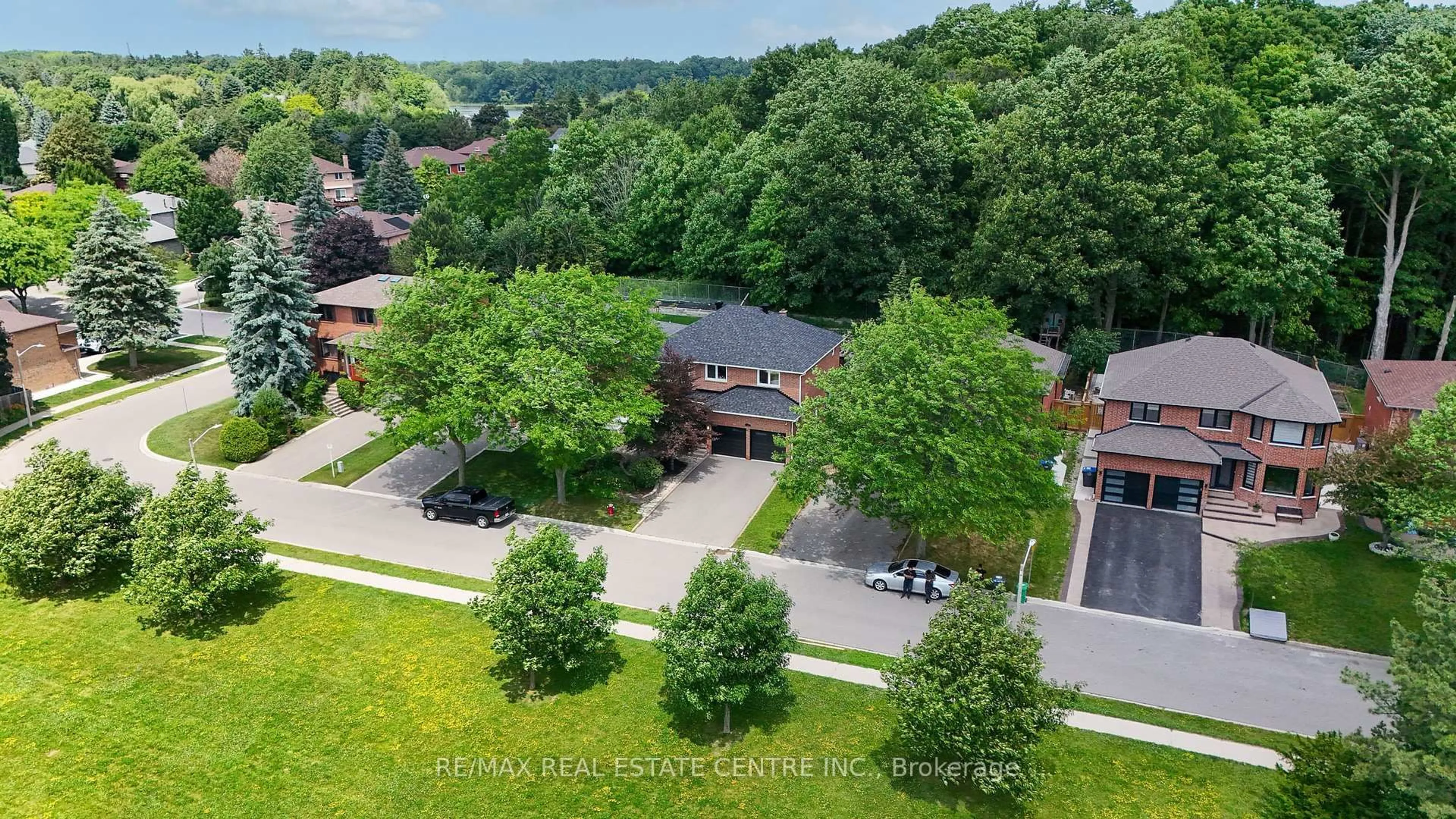 A pic from outside/outdoor area/front of a property/back of a property/a pic from drone, unknown for 30 Regentview Dr, Brampton Ontario L6Z 3G6