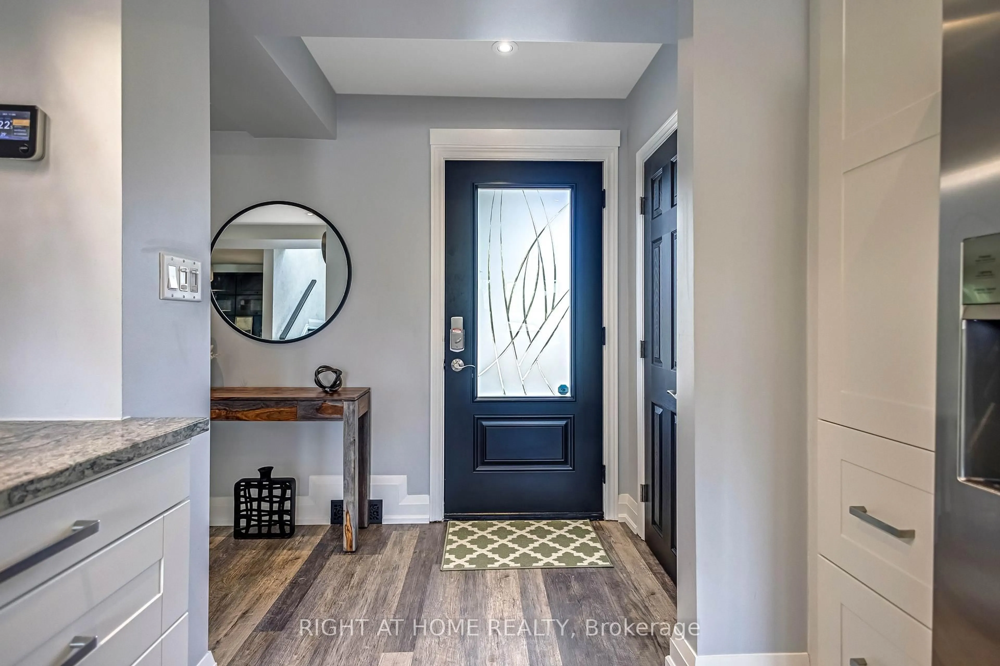 Indoor entryway for 2330 Parkway Dr, Burlington Ontario L7P 1T5