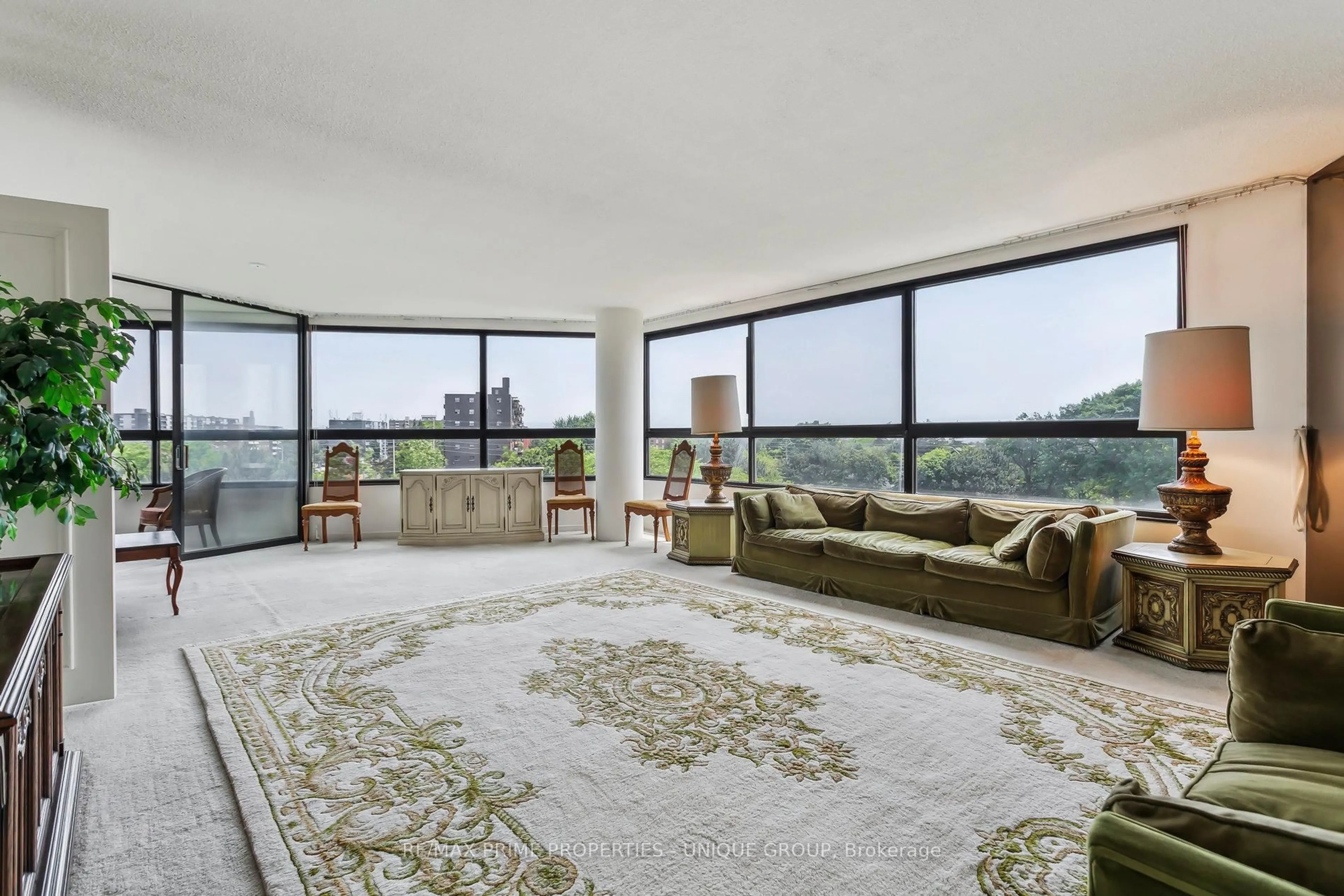 Living room with furniture, carpet floor for 1300 Bloor St #606, Mississauga Ontario L4Y 3Z2