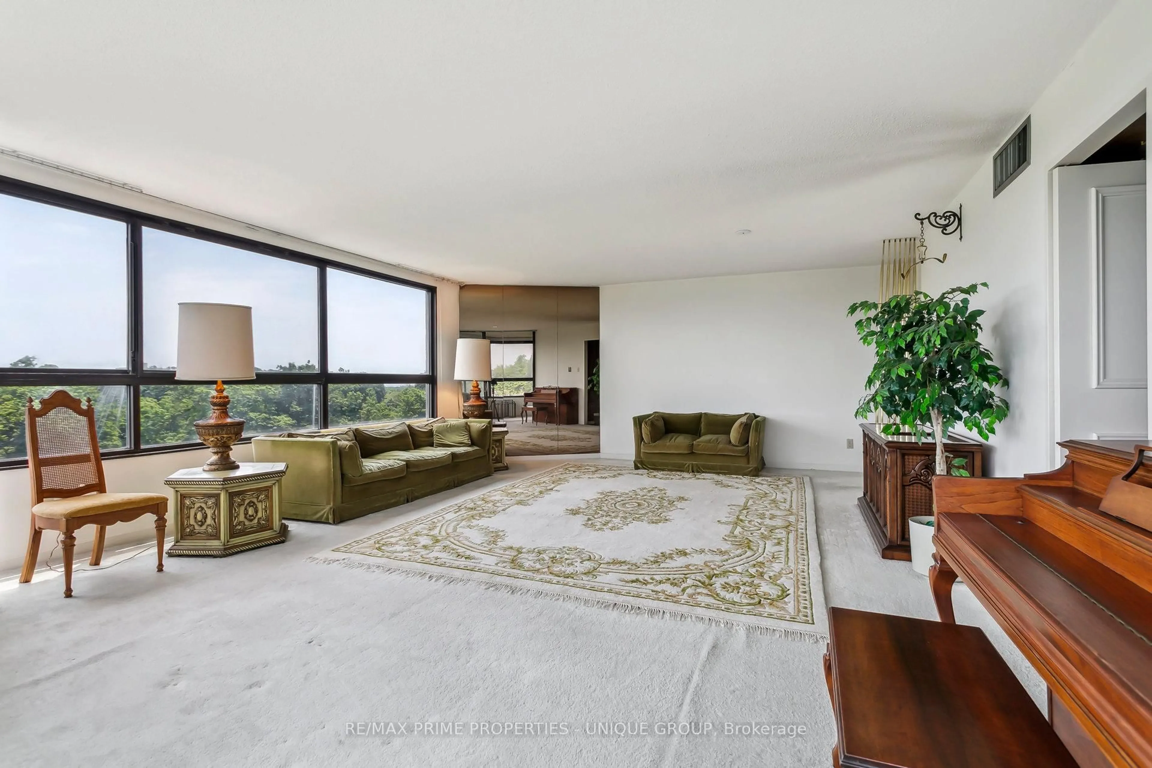 Living room with furniture, unknown for 1300 Bloor St #606, Mississauga Ontario L4Y 3Z2