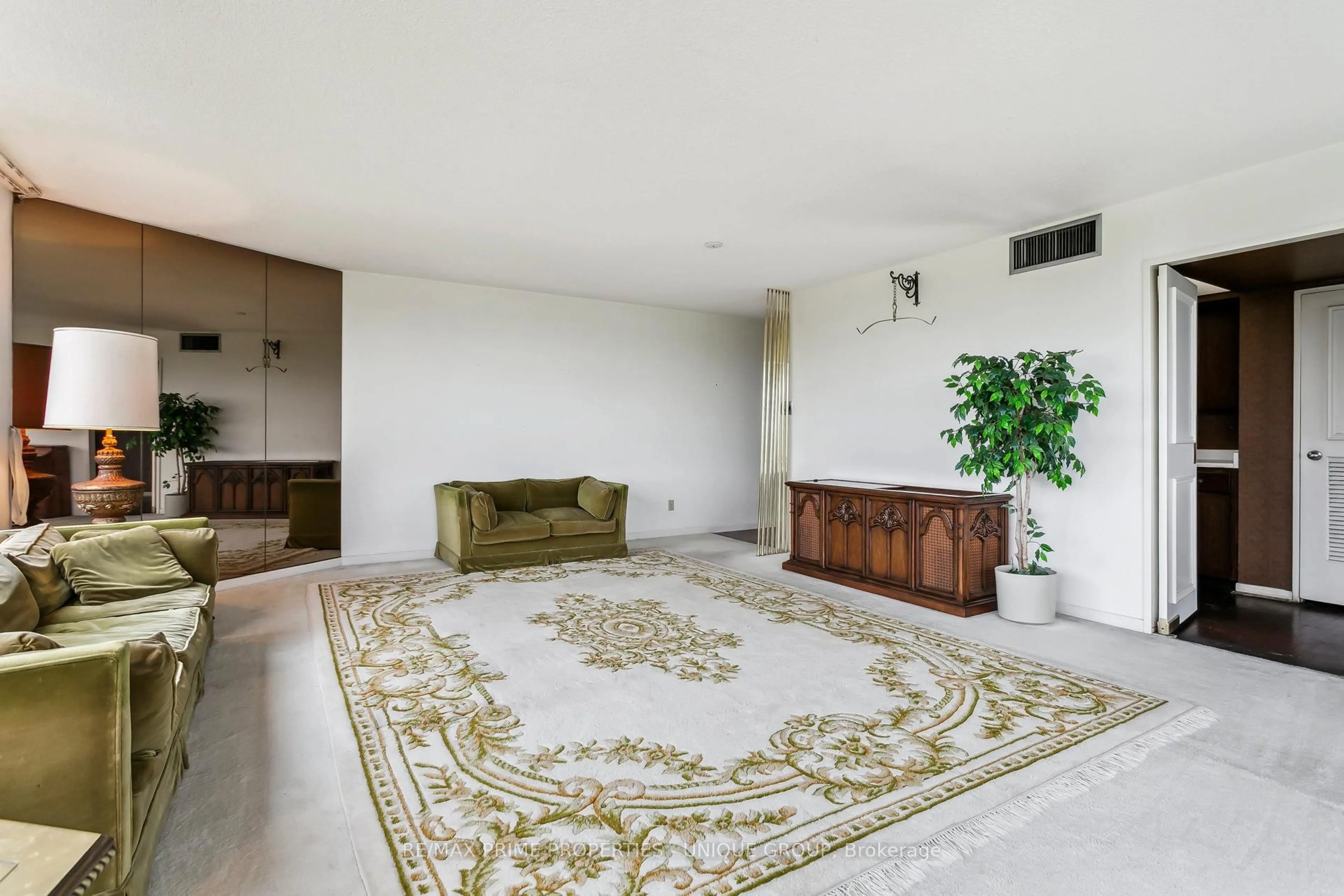 Unknown for 1300 Bloor St #606, Mississauga Ontario L4Y 3Z2