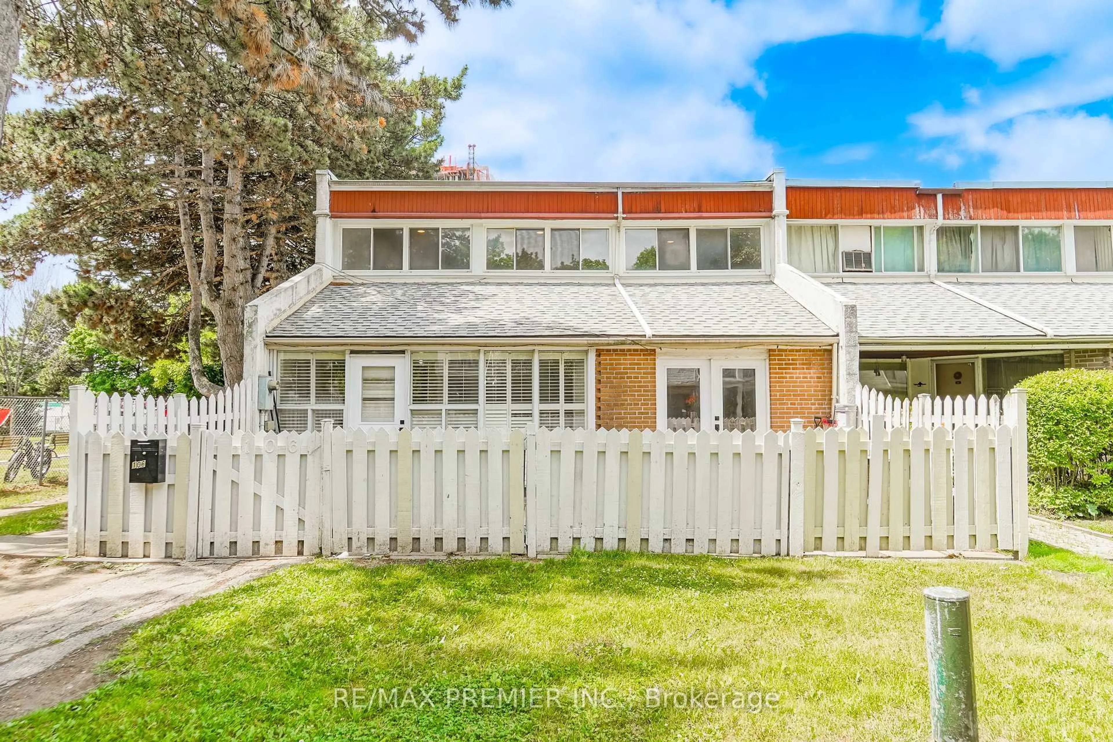 A pic from outside/outdoor area/front of a property/back of a property/a pic from drone, street for 2901 Jane St #Unit 106, Toronto Ontario M3N 2J8