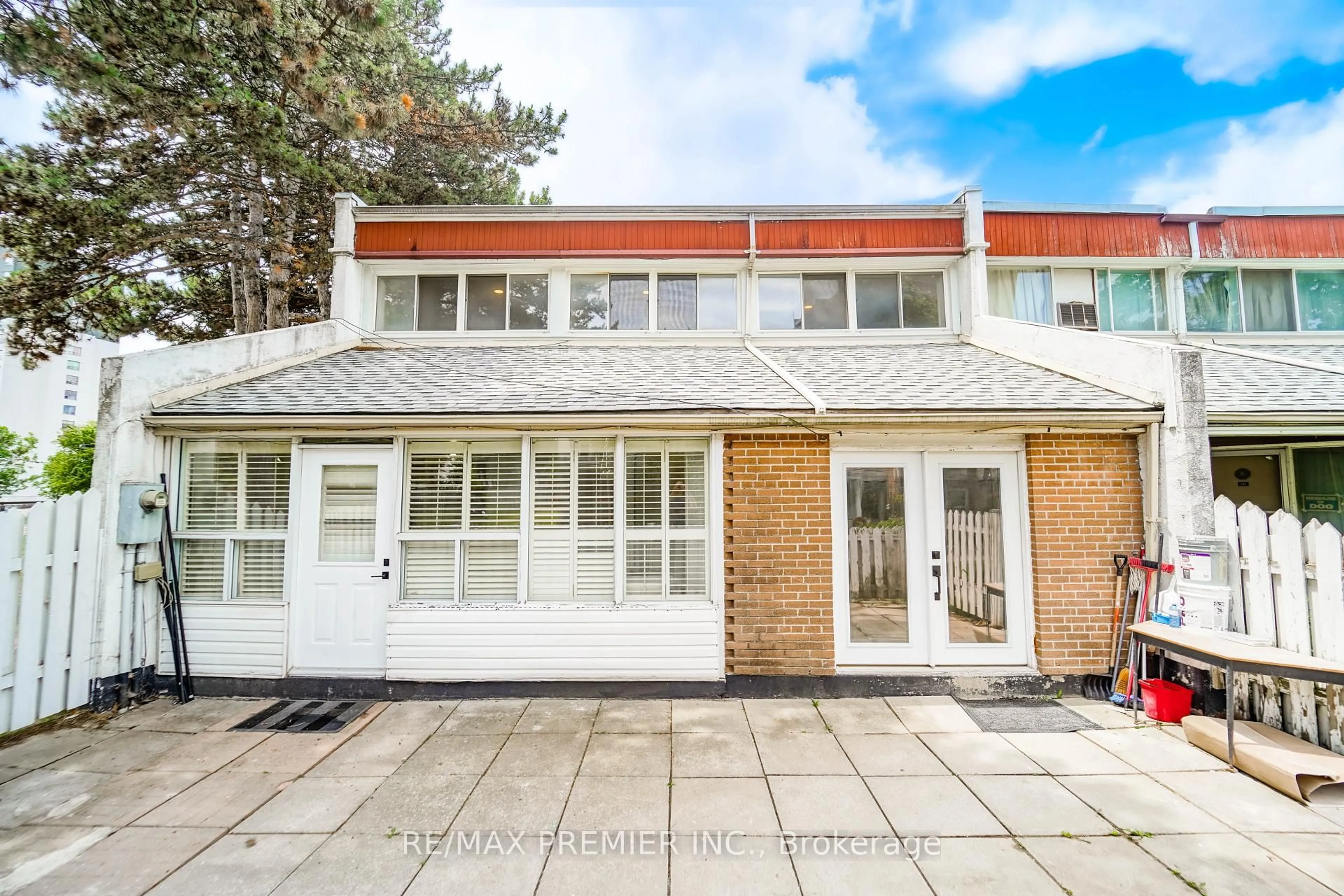 A pic from outside/outdoor area/front of a property/back of a property/a pic from drone, building for 2901 Jane St #Unit 106, Toronto Ontario M3N 2J8