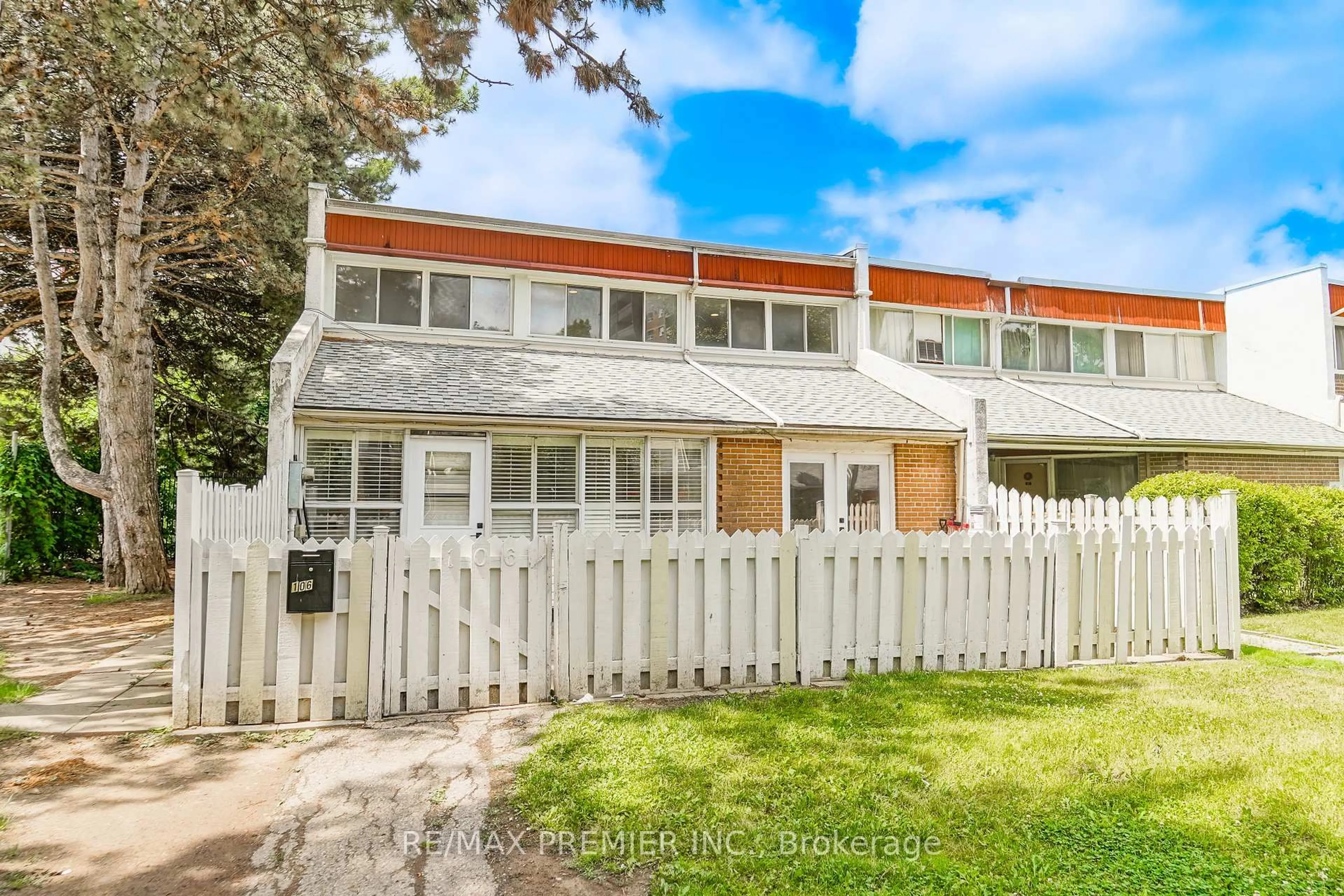 A pic from outside/outdoor area/front of a property/back of a property/a pic from drone, street for 2901 Jane St #Unit 106, Toronto Ontario M3N 2J8