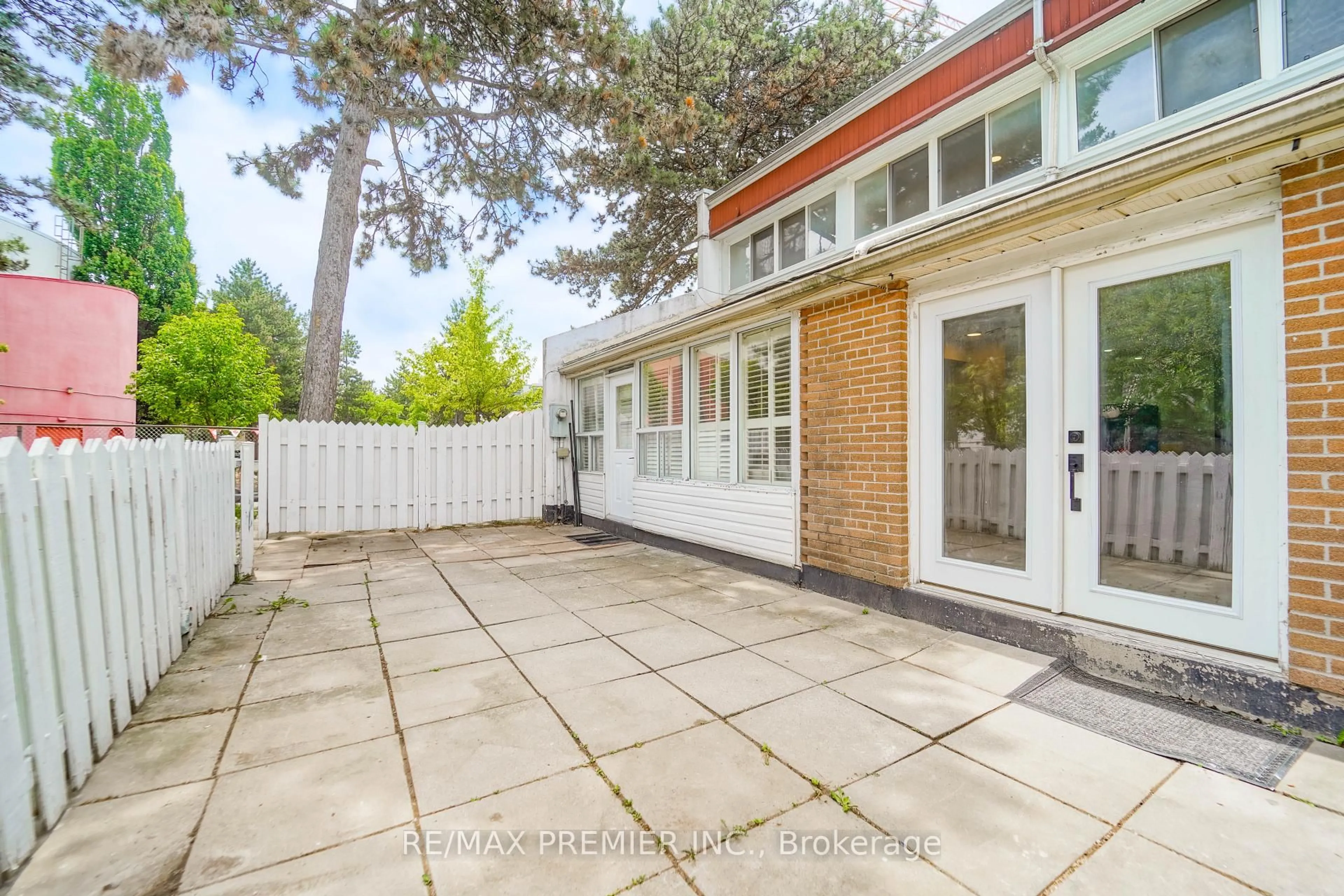 Patio, street for 2901 Jane St #Unit 106, Toronto Ontario M3N 2J8