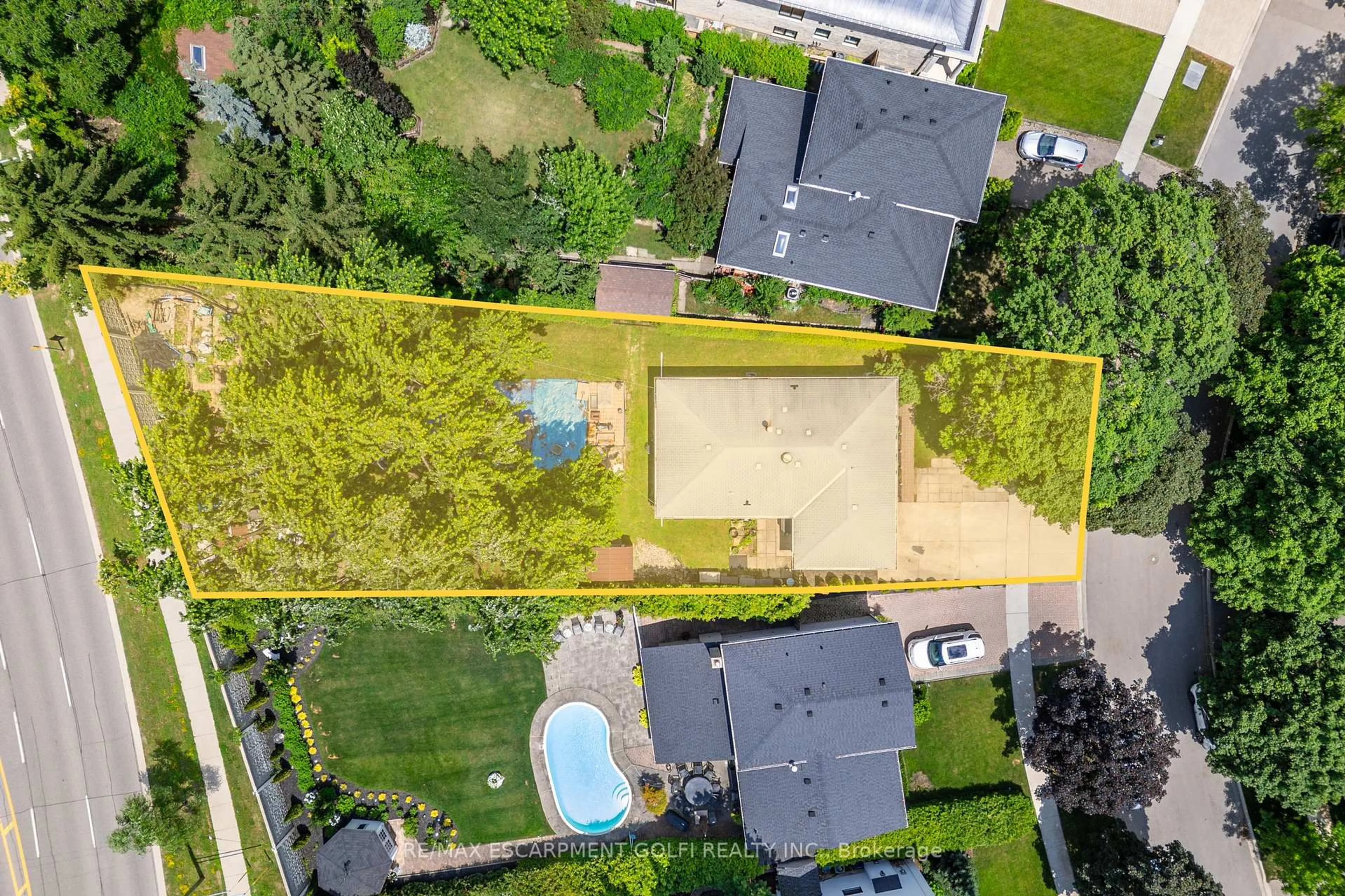 A pic from outside/outdoor area/front of a property/back of a property/a pic from drone, street for 503 Bohemia Cres, Oakville Ontario L6J 2K7