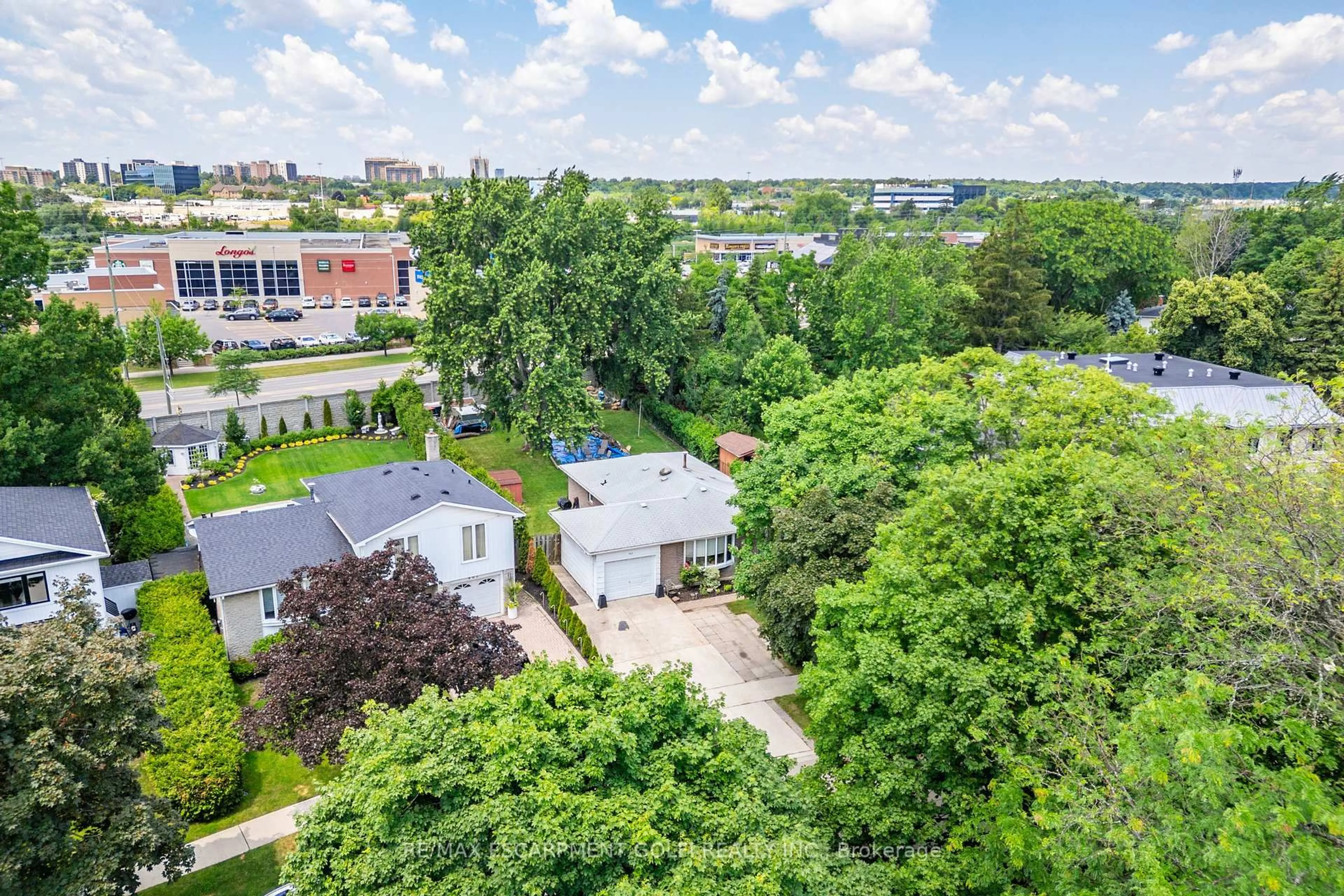 A pic from outside/outdoor area/front of a property/back of a property/a pic from drone, city buildings view from balcony for 503 Bohemia Cres, Oakville Ontario L6J 2K7