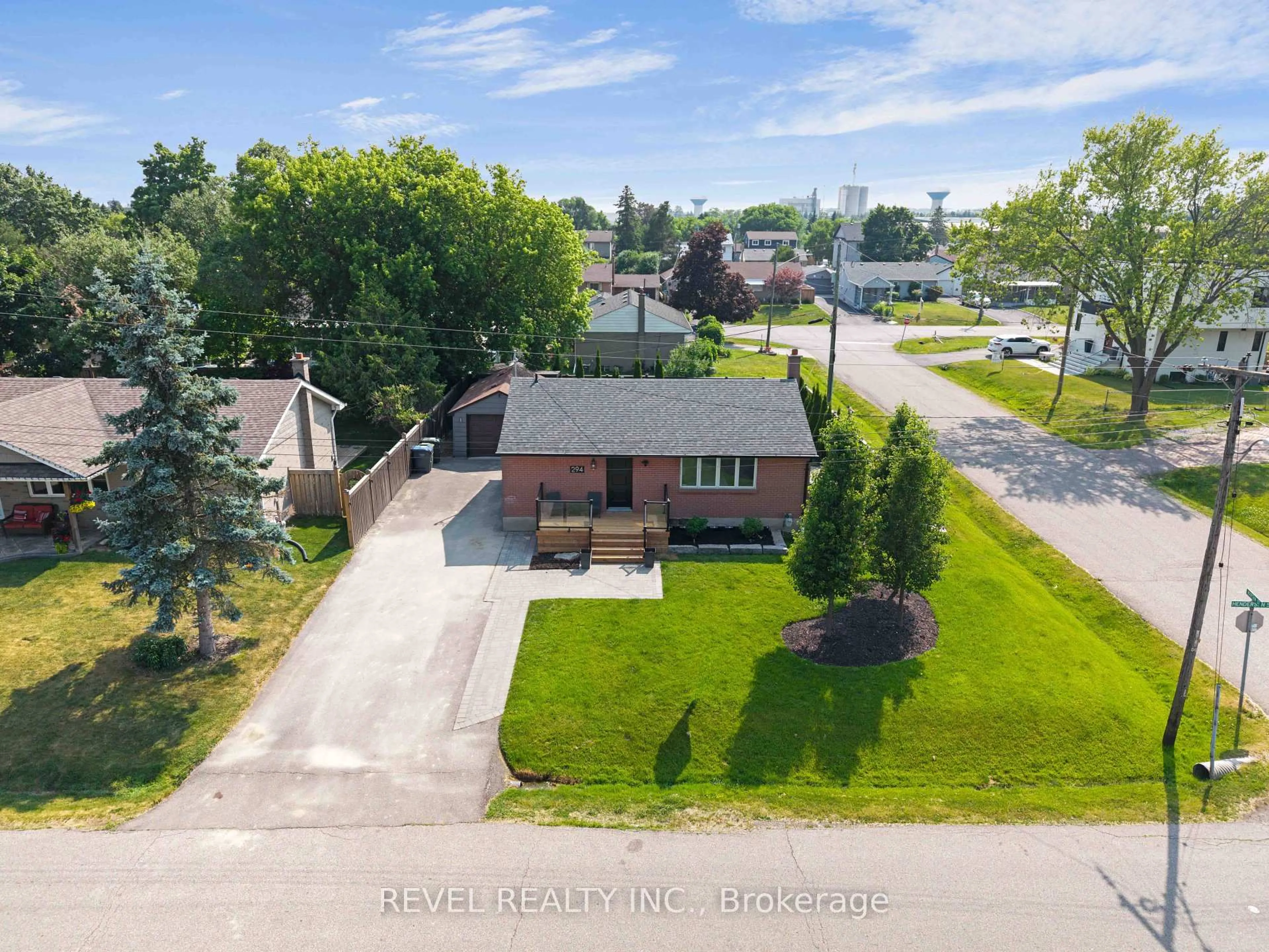 A pic from outside/outdoor area/front of a property/back of a property/a pic from drone, street for 294 Henderson St, Caledon Ontario L7E 4X8