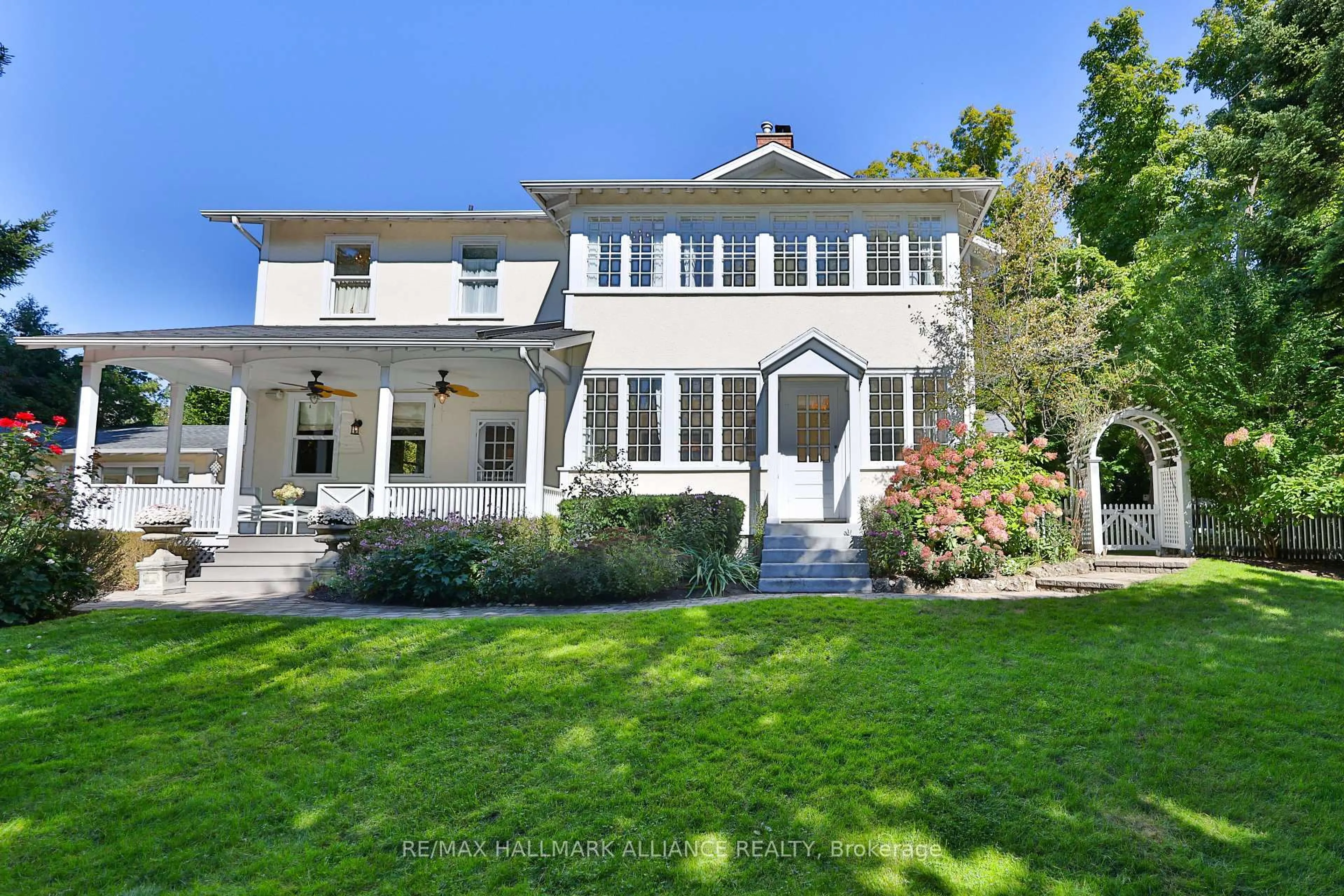 A pic from outside/outdoor area/front of a property/back of a property/a pic from drone, street for 225 William St, Oakville Ontario L6J 1E1