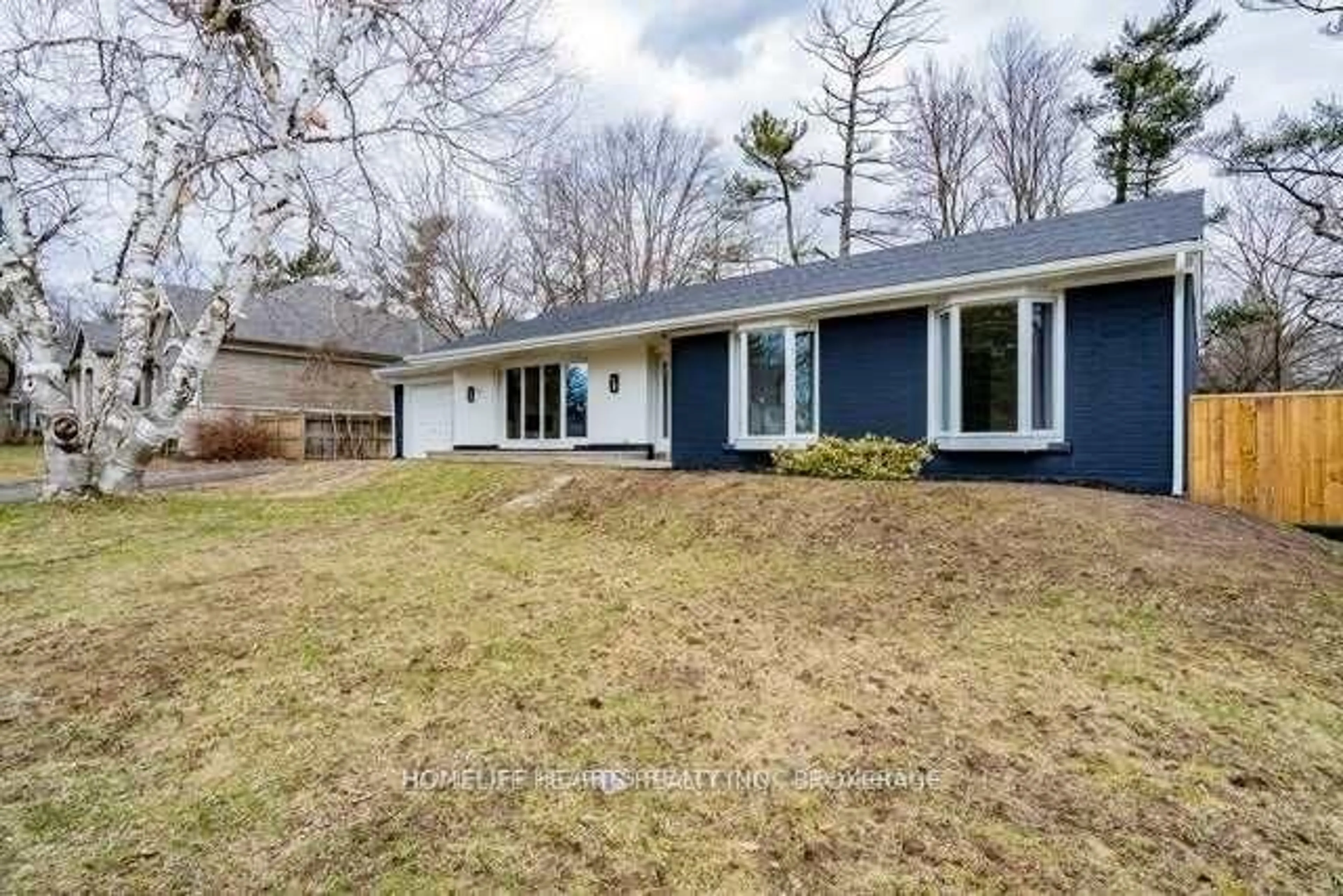 Home with vinyl exterior material, street for 271 Wedgewood Dr, Oakville Ontario L6J 4R6