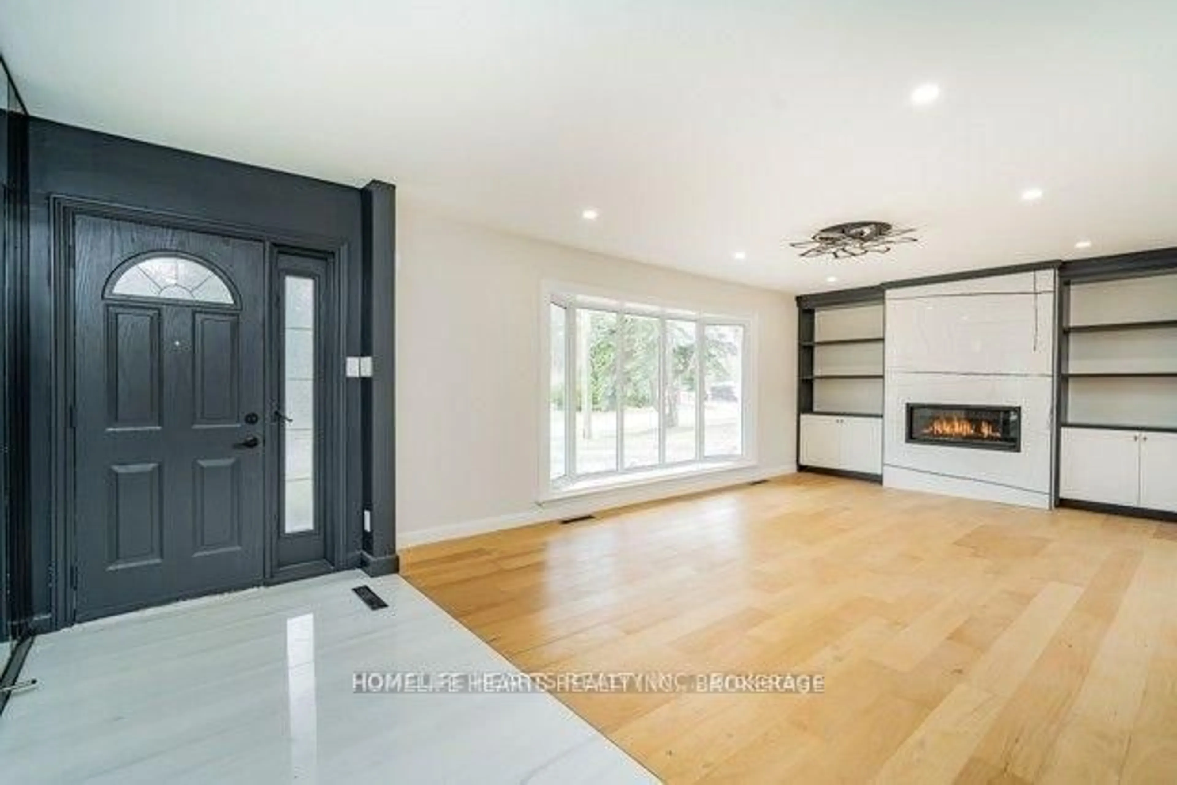 Indoor entryway for 271 Wedgewood Dr, Oakville Ontario L6J 4R6
