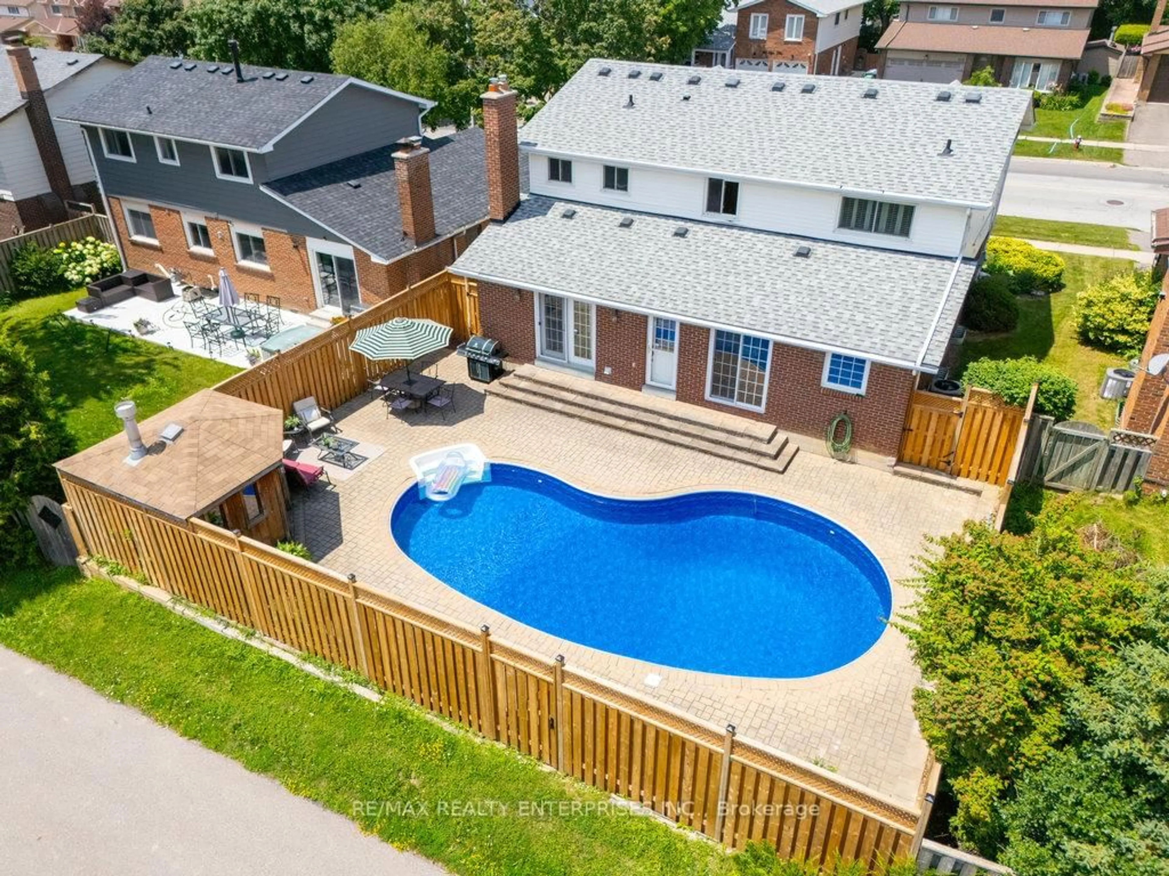 A pic from outside/outdoor area/front of a property/back of a property/a pic from drone, street for 111 Elgin Dr, Brampton Ontario L6Y 2E6