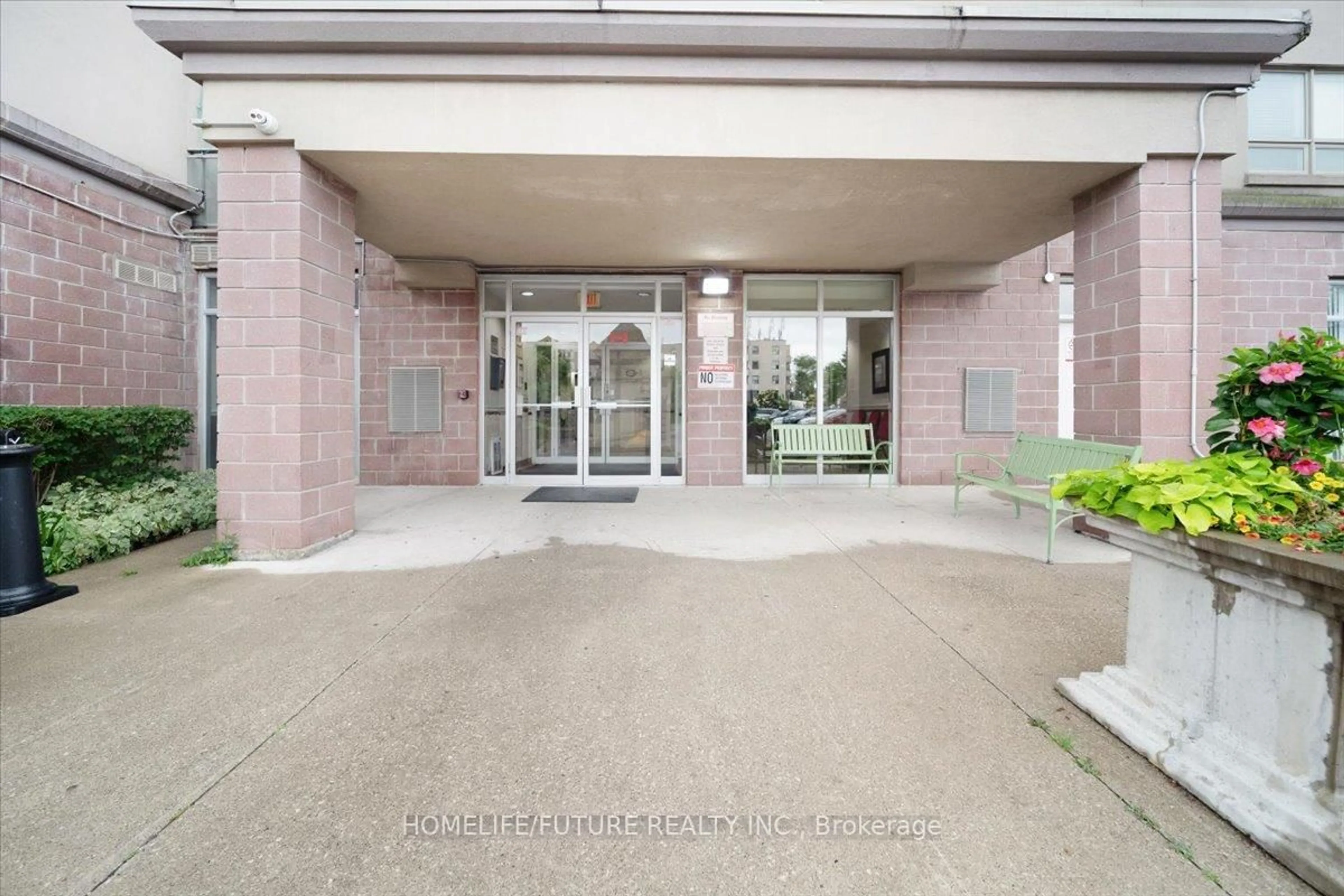 Indoor foyer for 7405 Goreway Dr #103, Mississauga Ontario L4T 0A3