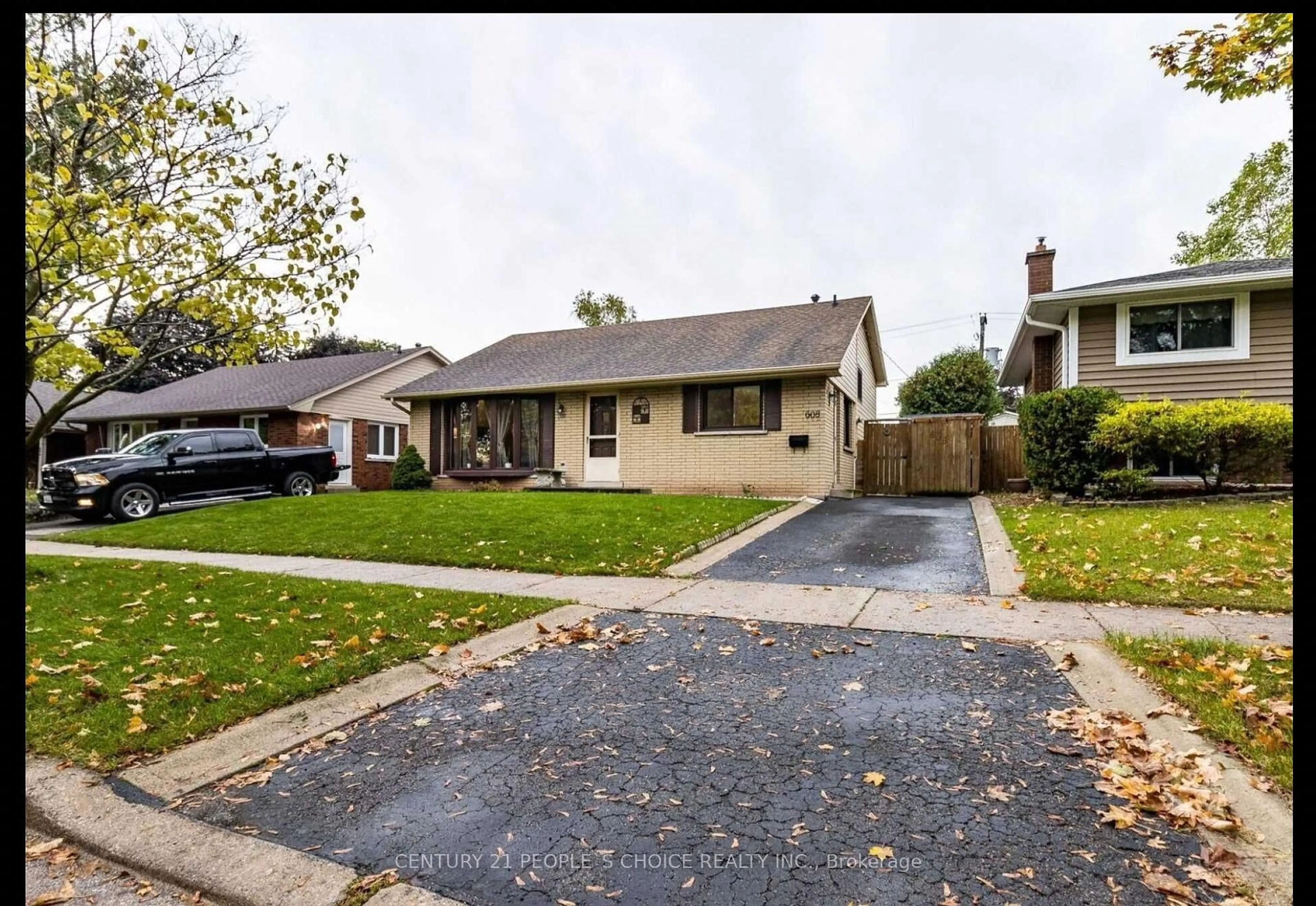 A pic from outside/outdoor area/front of a property/back of a property/a pic from drone, street for 608 Thornwood Ave, Burlington Ontario L7N 3B8