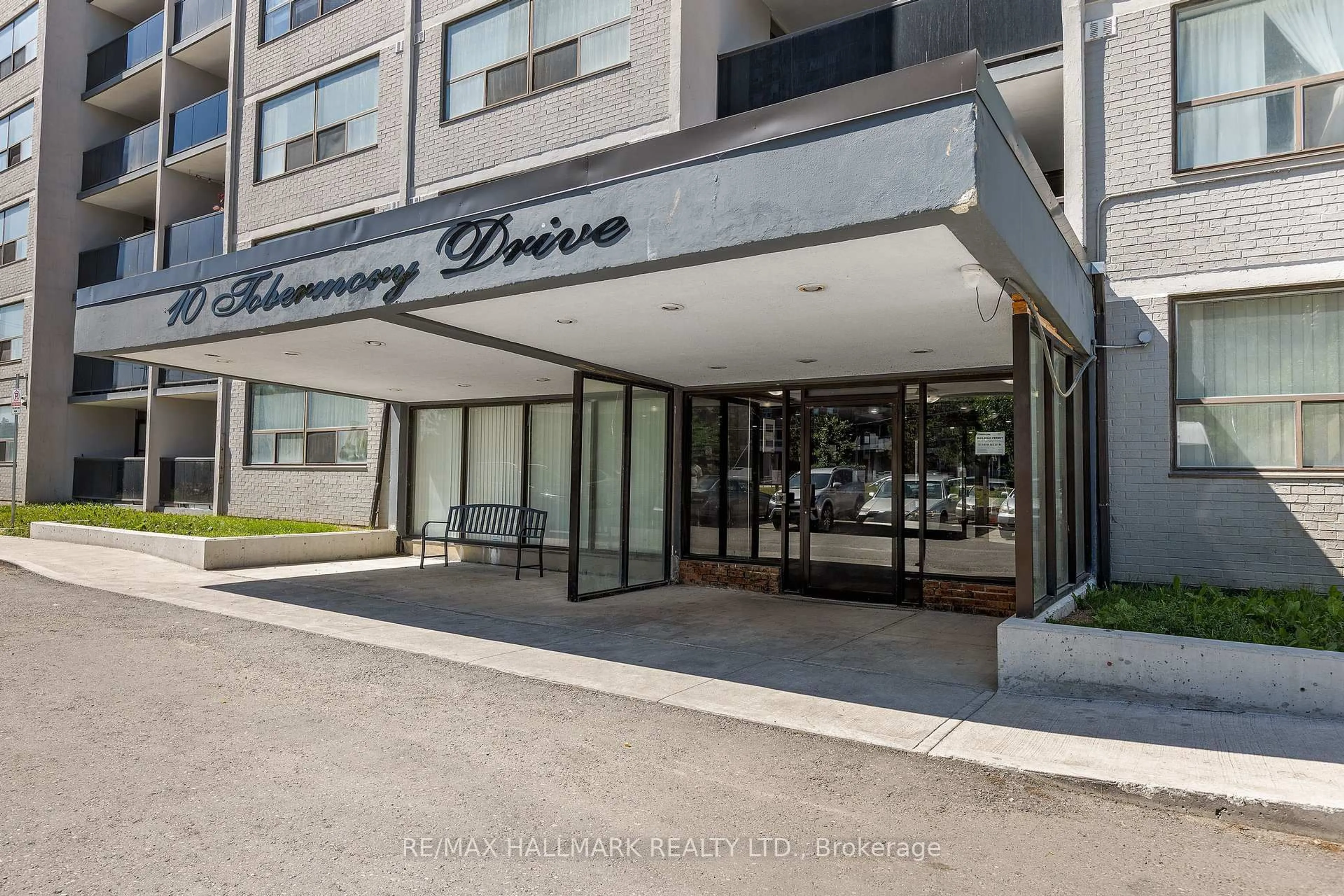Indoor foyer for 10 Tobermory Dr #501, Toronto Ontario M3N 2Y5