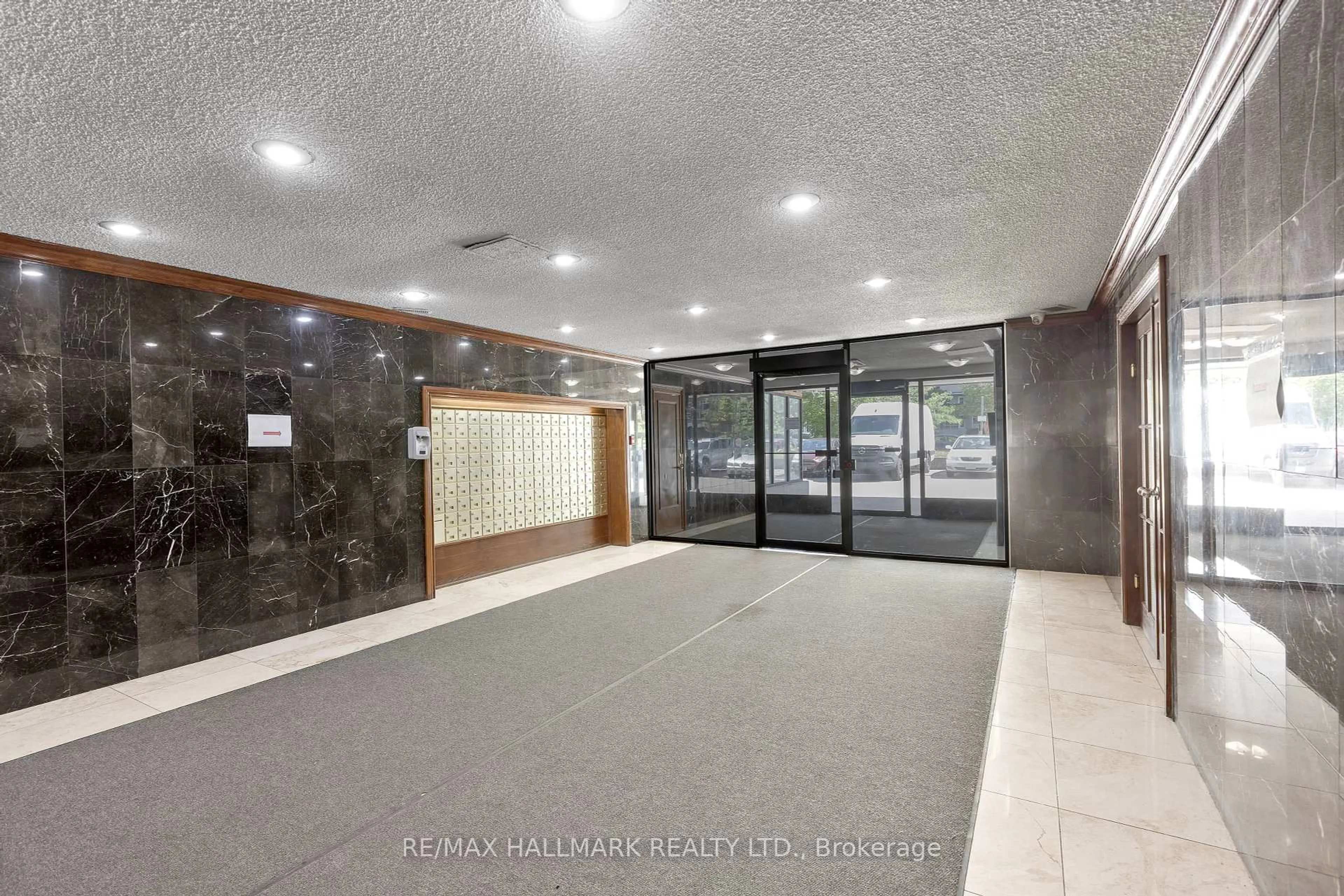 Indoor foyer for 10 Tobermory Dr #501, Toronto Ontario M3N 2Y5