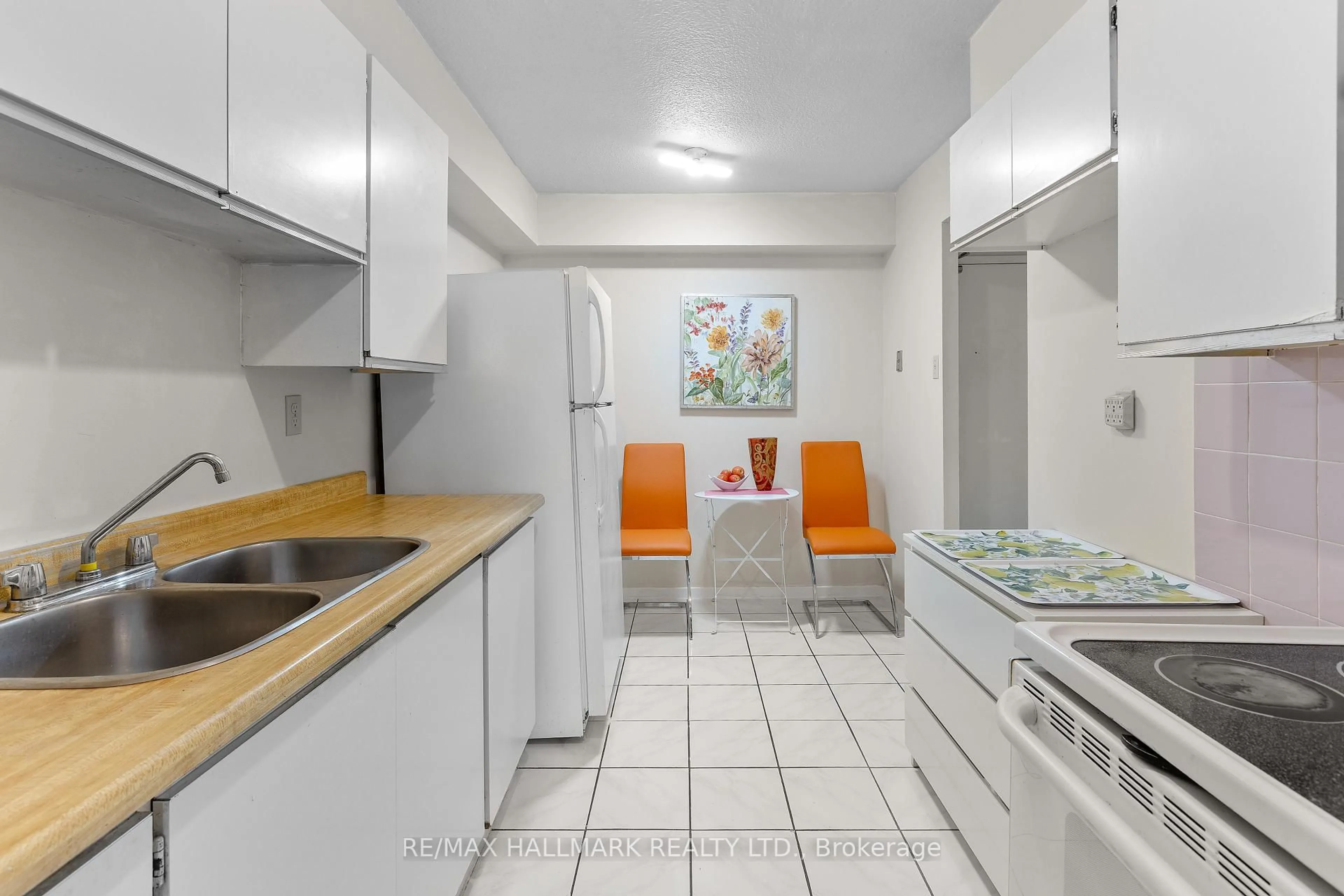 Standard kitchen, ceramic/tile floor for 10 Tobermory Dr #501, Toronto Ontario M3N 2Y5