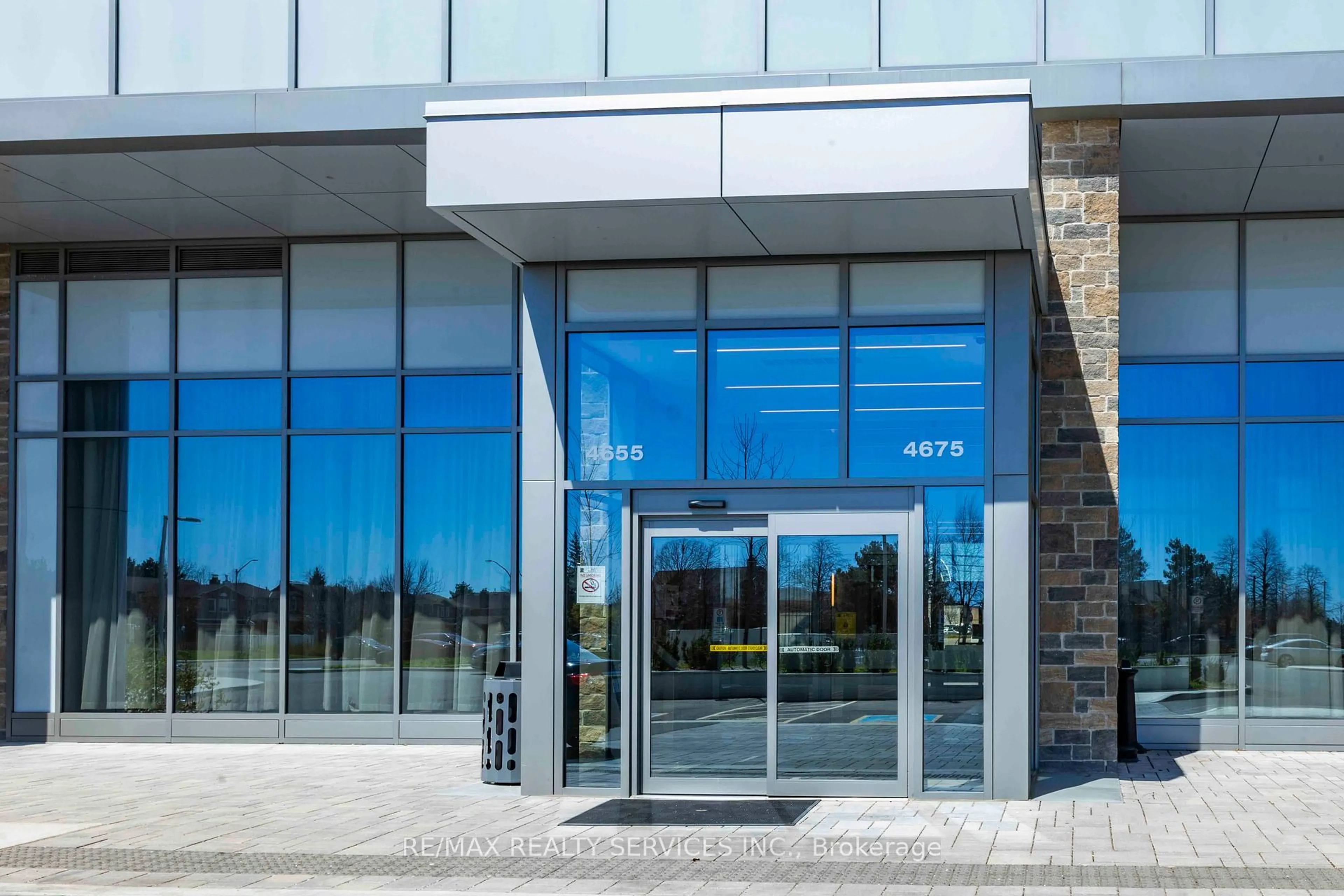 Indoor foyer for 4675 Metcalfe Ave #1106, Mississauga Ontario L5M 0Z8