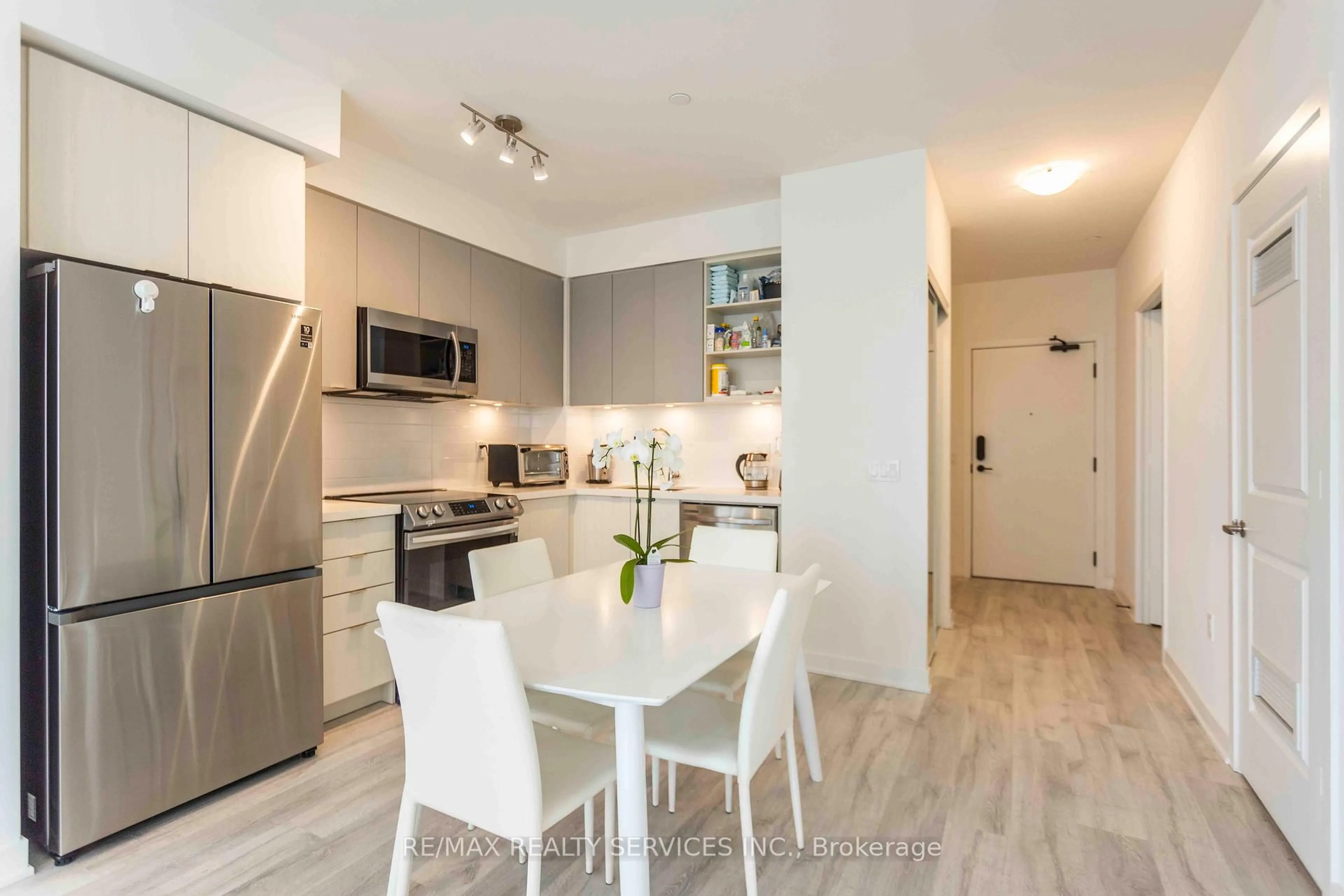 Open concept kitchen, wood/laminate floor for 4675 Metcalfe Ave #1106, Mississauga Ontario L5M 0Z8