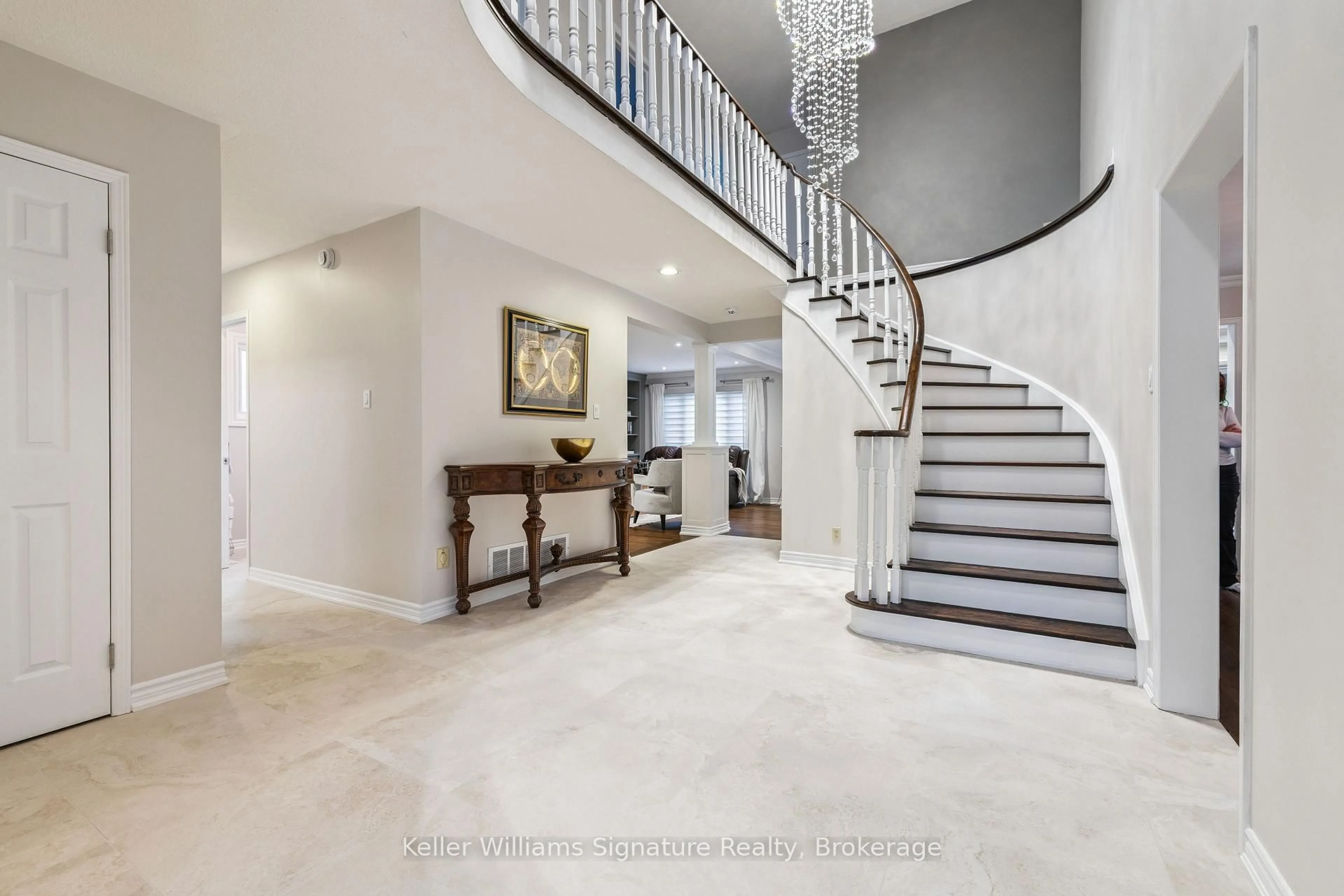 Indoor foyer for 1121 Manor Rd, Oakville Ontario L6M 1G3