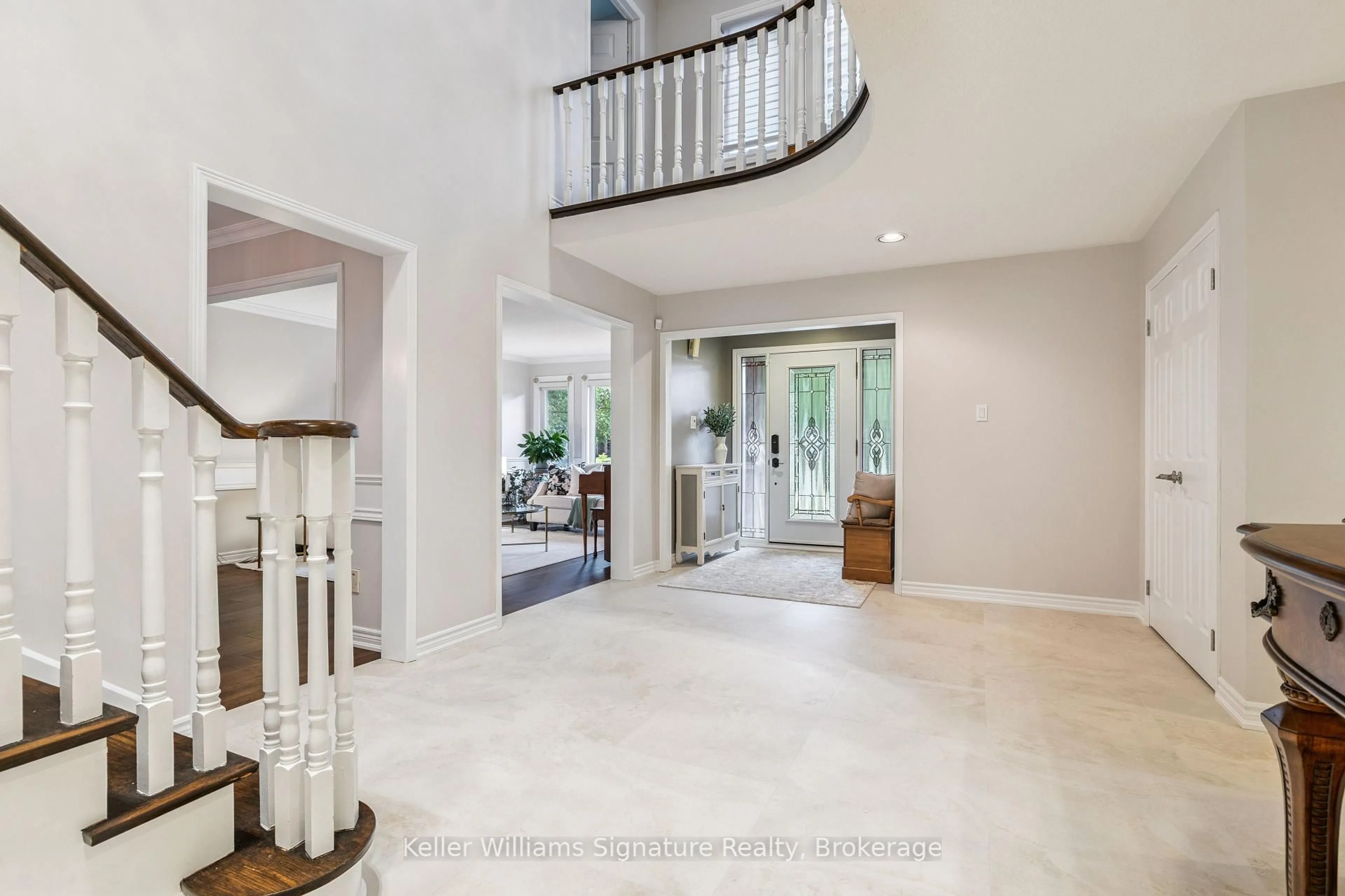 Indoor entryway for 1121 Manor Rd, Oakville Ontario L6M 1G3