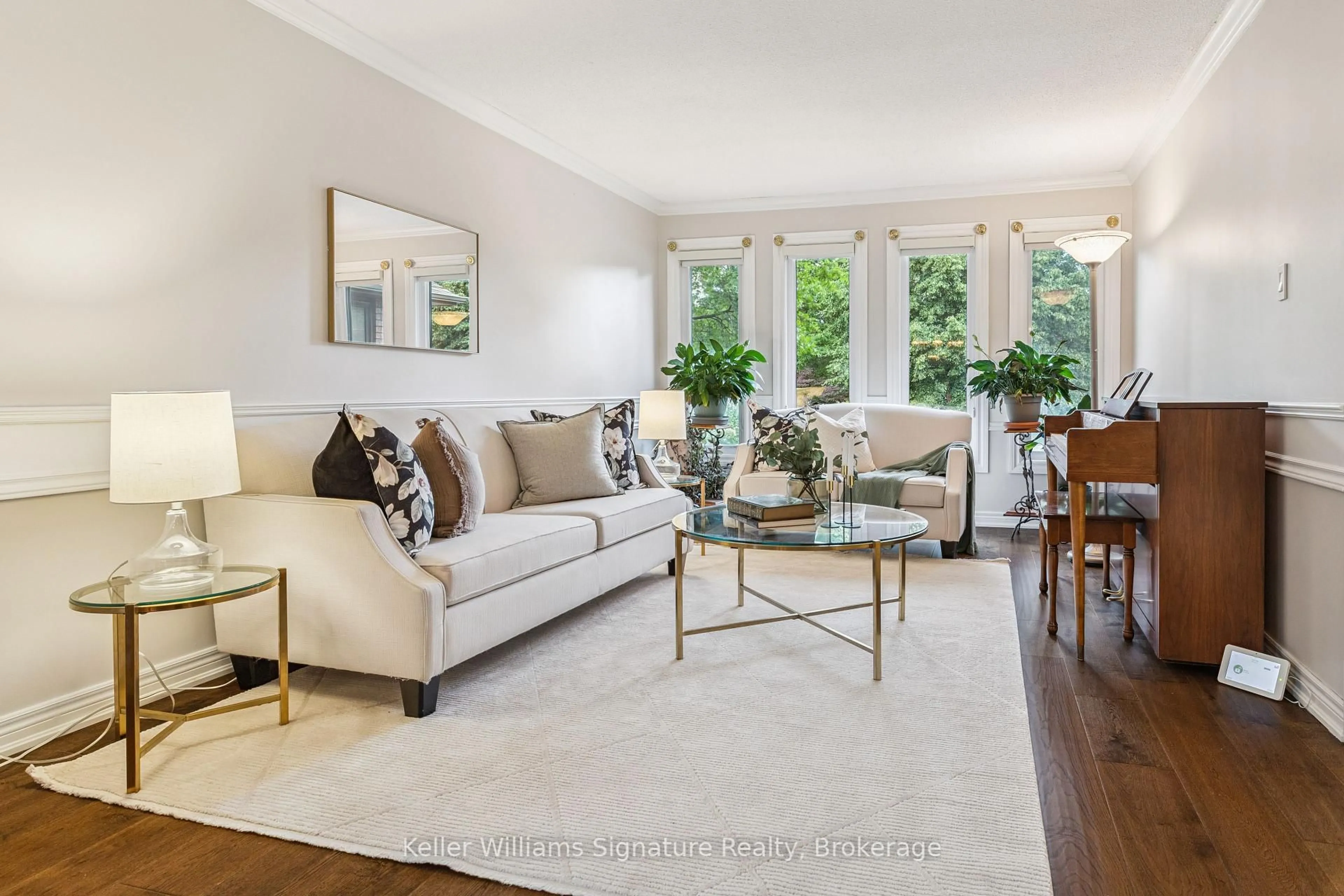 Living room with furniture, unknown for 1121 Manor Rd, Oakville Ontario L6M 1G3