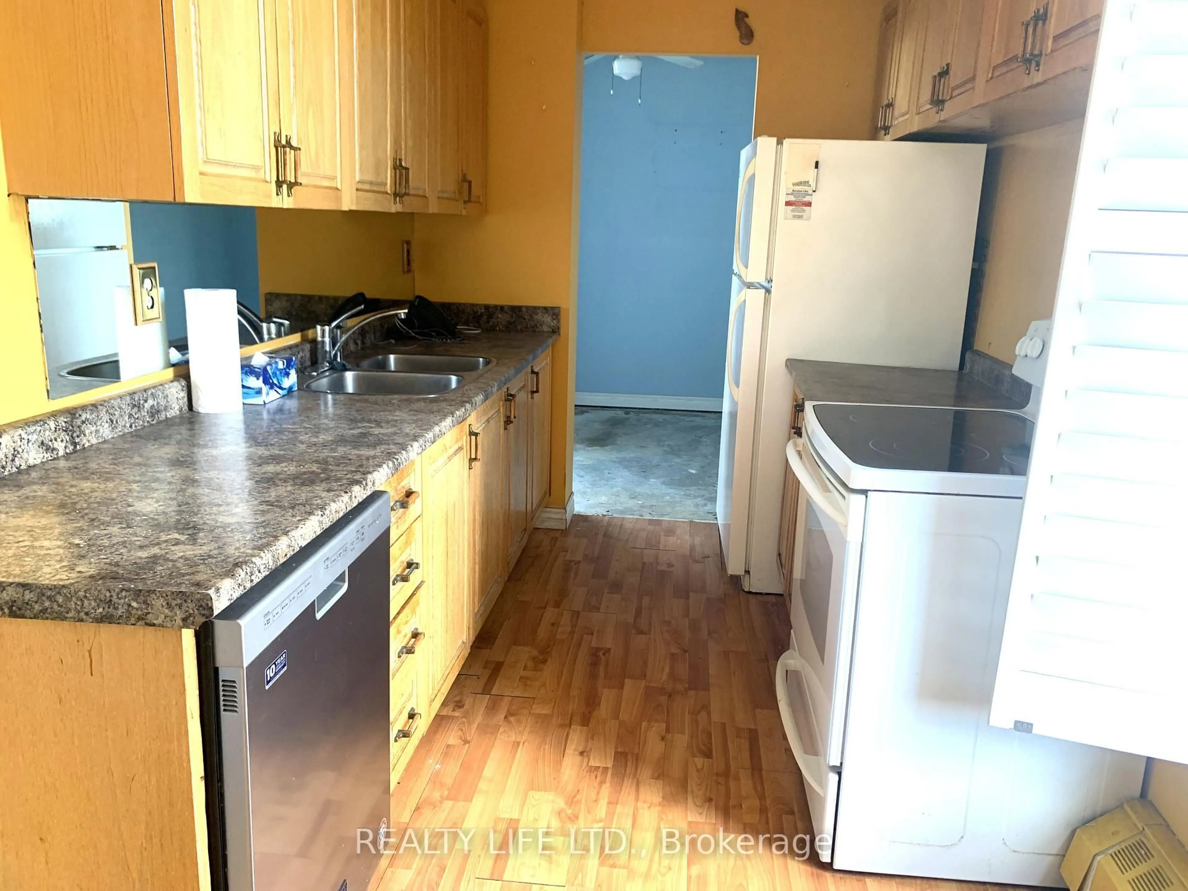 Standard kitchen, wood/laminate floor for 420 Mill Rd #1709, Toronto Ontario M9C 1Z1