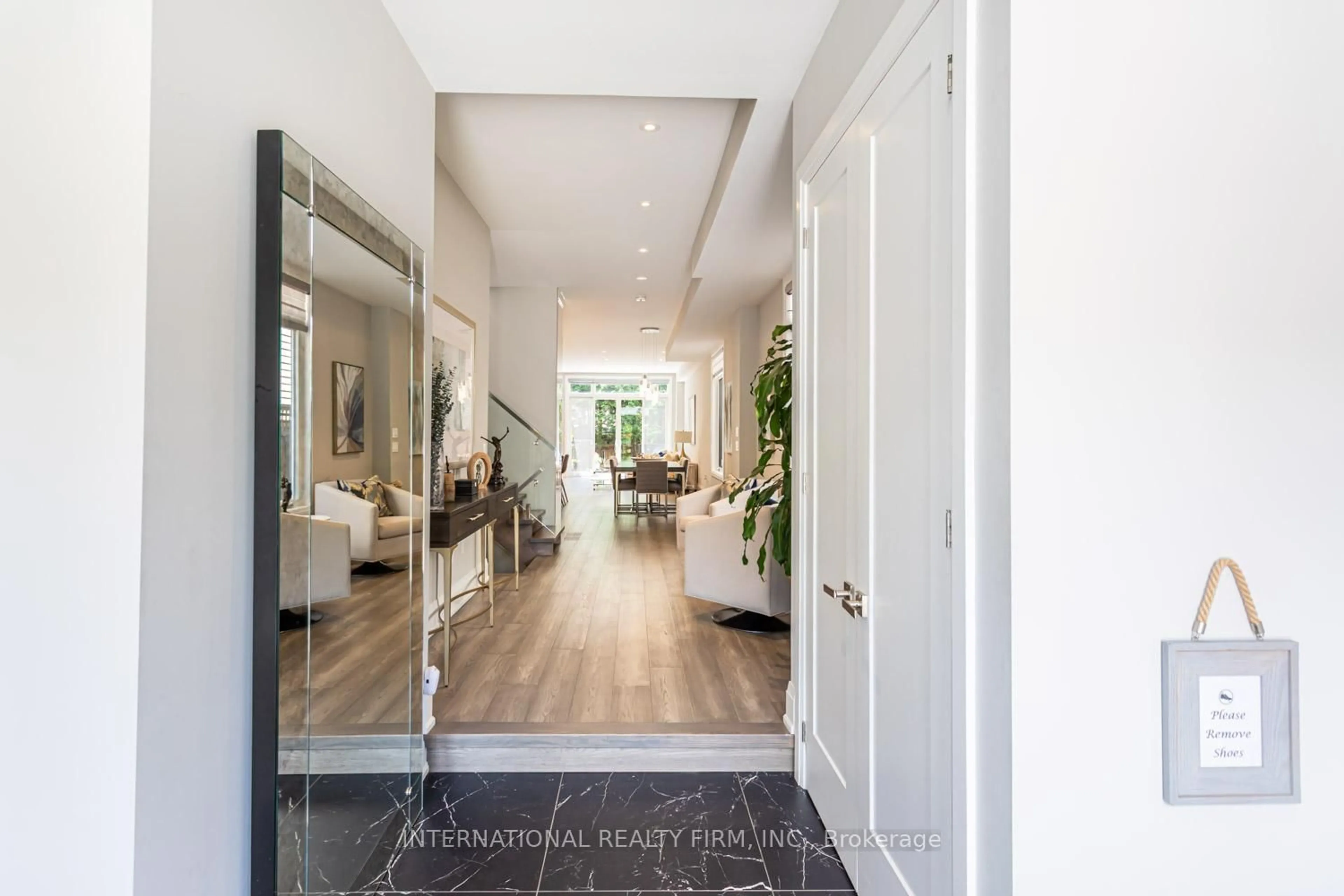 Indoor entryway for 36B Pine Ave, Mississauga Ontario L5H 2P8