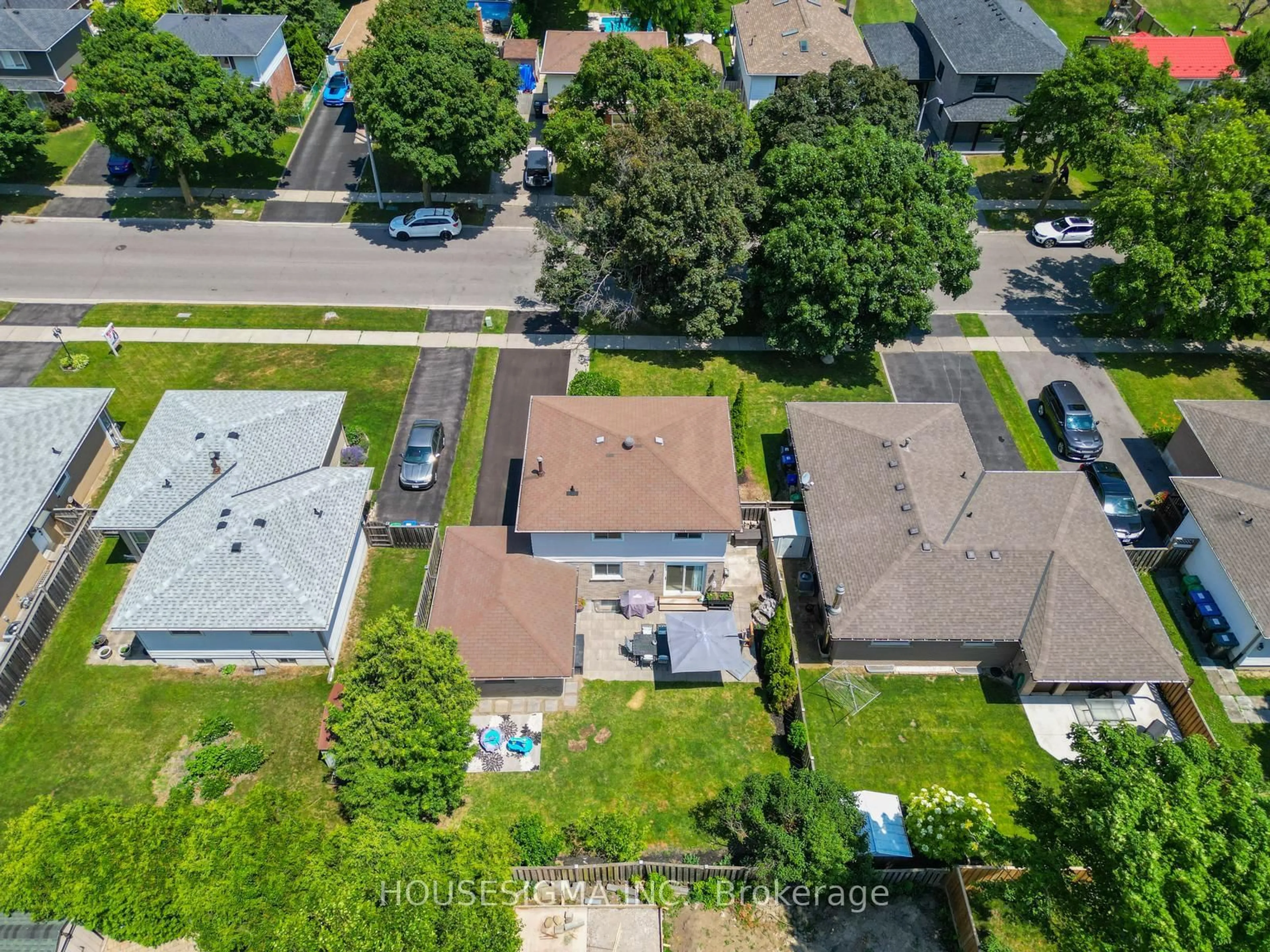 A pic from outside/outdoor area/front of a property/back of a property/a pic from drone, street for 198 Archdekin Dr, Brampton Ontario L6V 1Z1