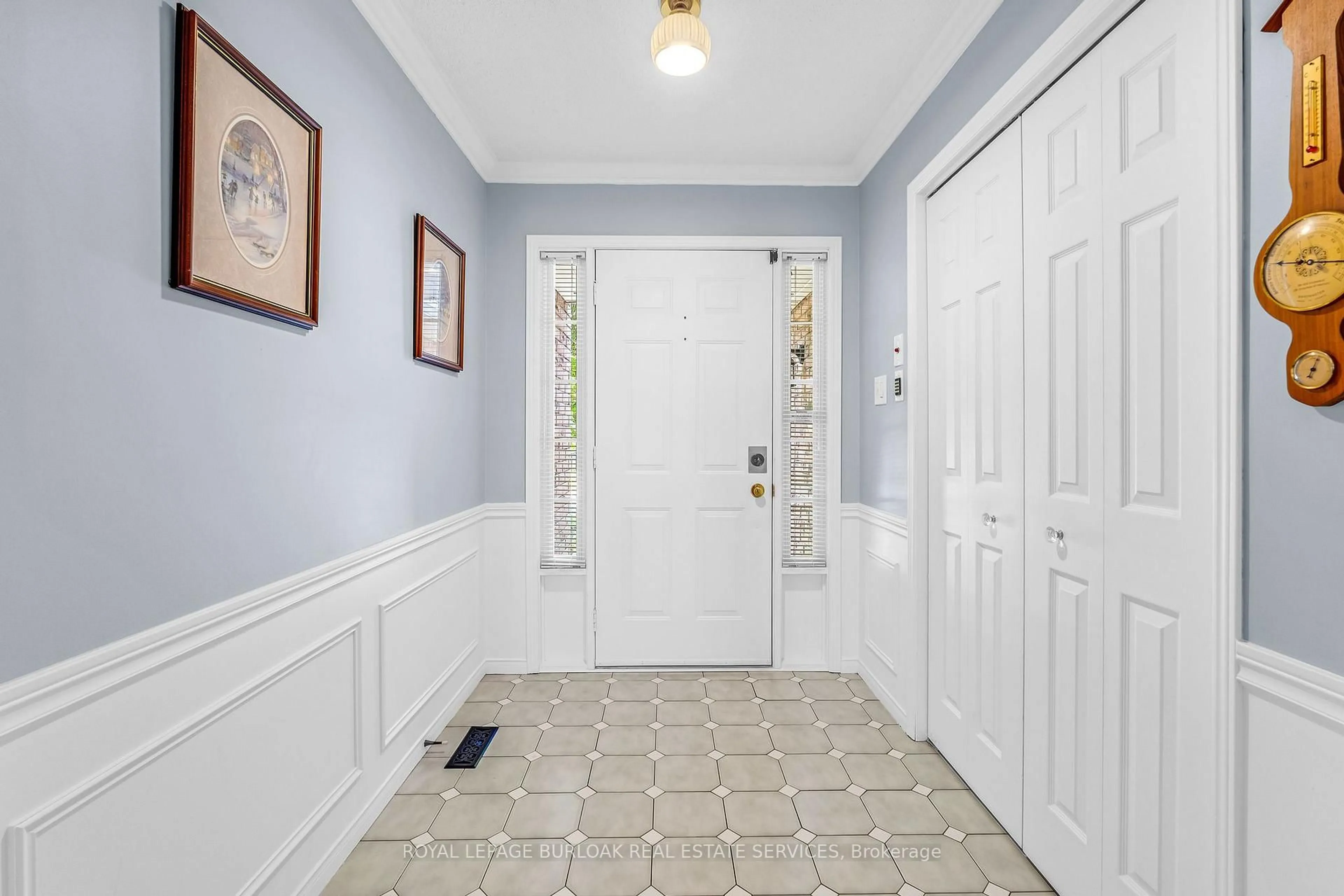 Indoor entryway for 1240 Hammond St, Burlington Ontario L7S 2E1
