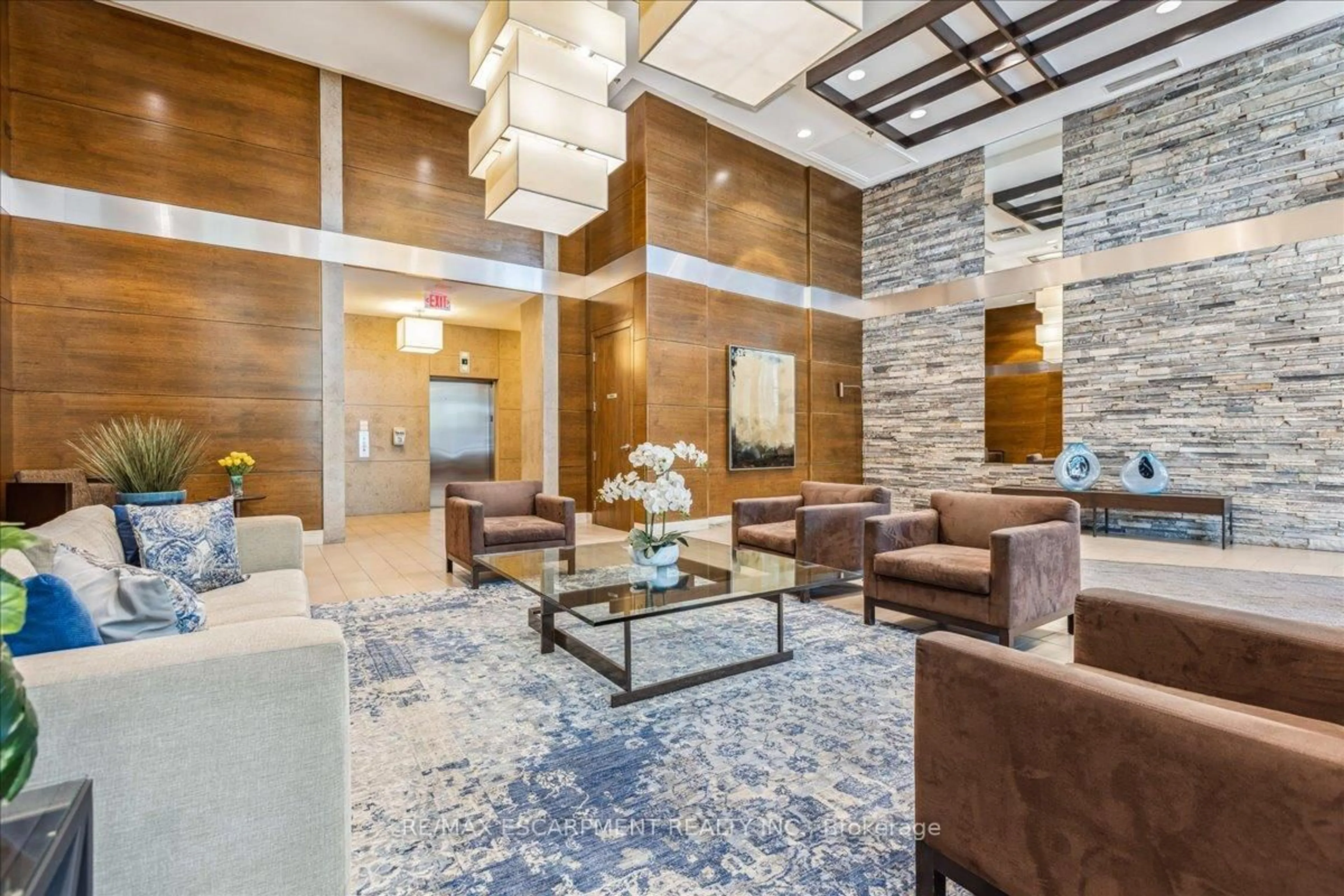 Lobby for 1 Hurontario St #316, Mississauga Ontario L5G 0A3