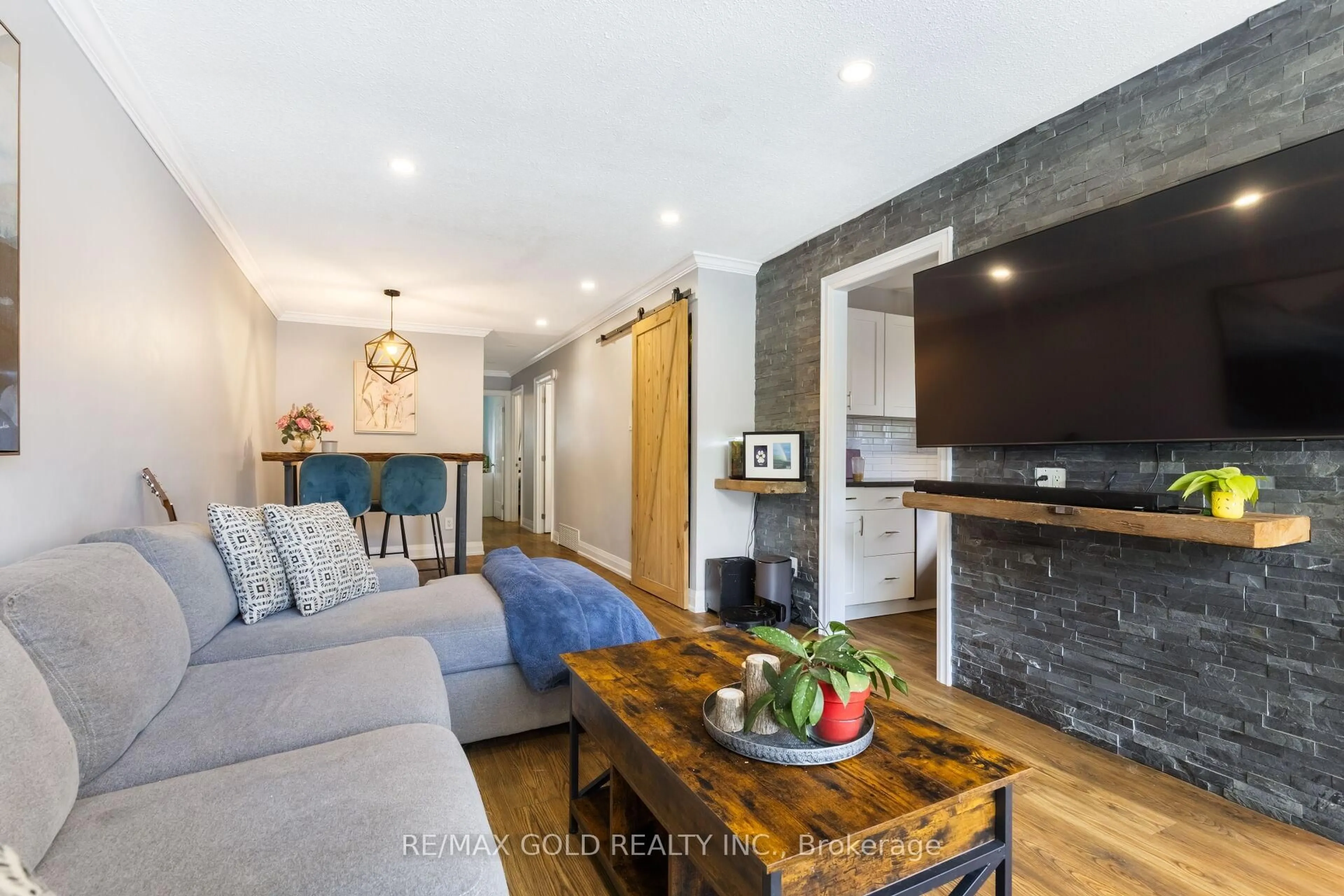 Living room with furniture, wood/laminate floor for 35 Chipwood Cres, Brampton Ontario L6V 2E4