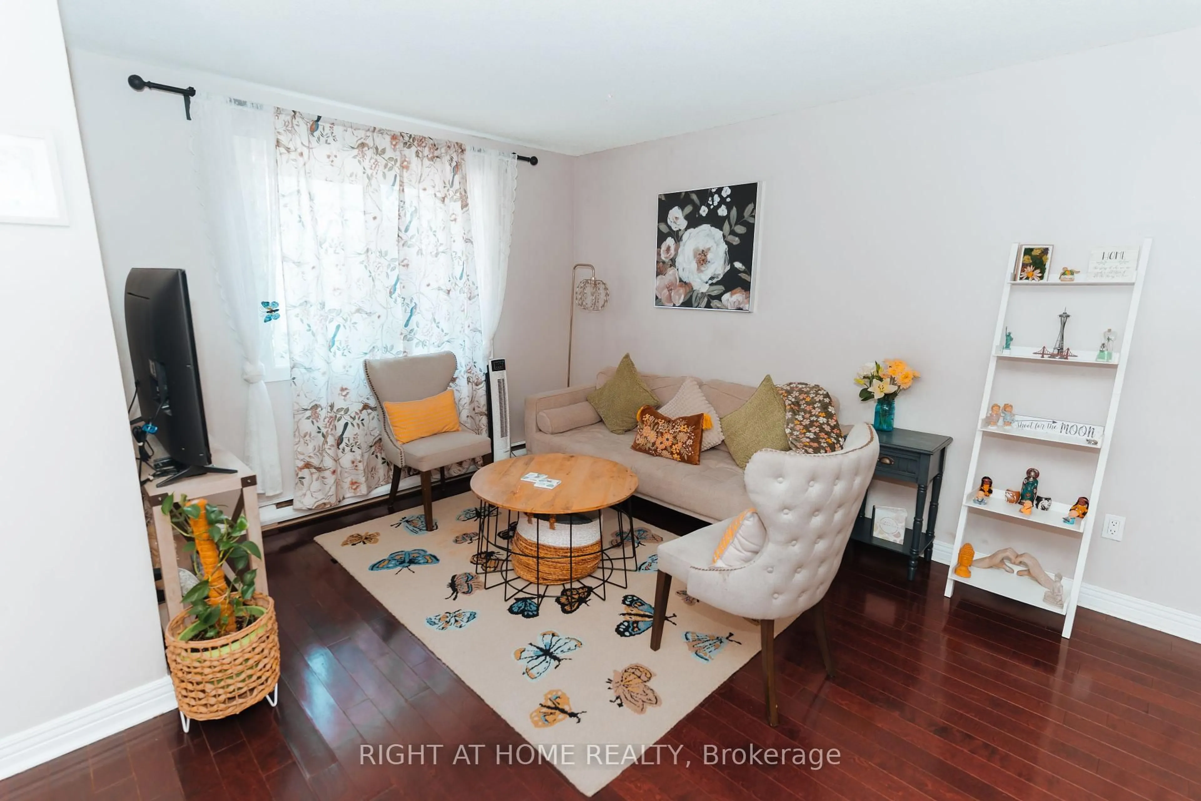Living room with furniture, wood/laminate floor for 1030 Falgarwood Dr #56, Oakville Ontario L6H 2P5