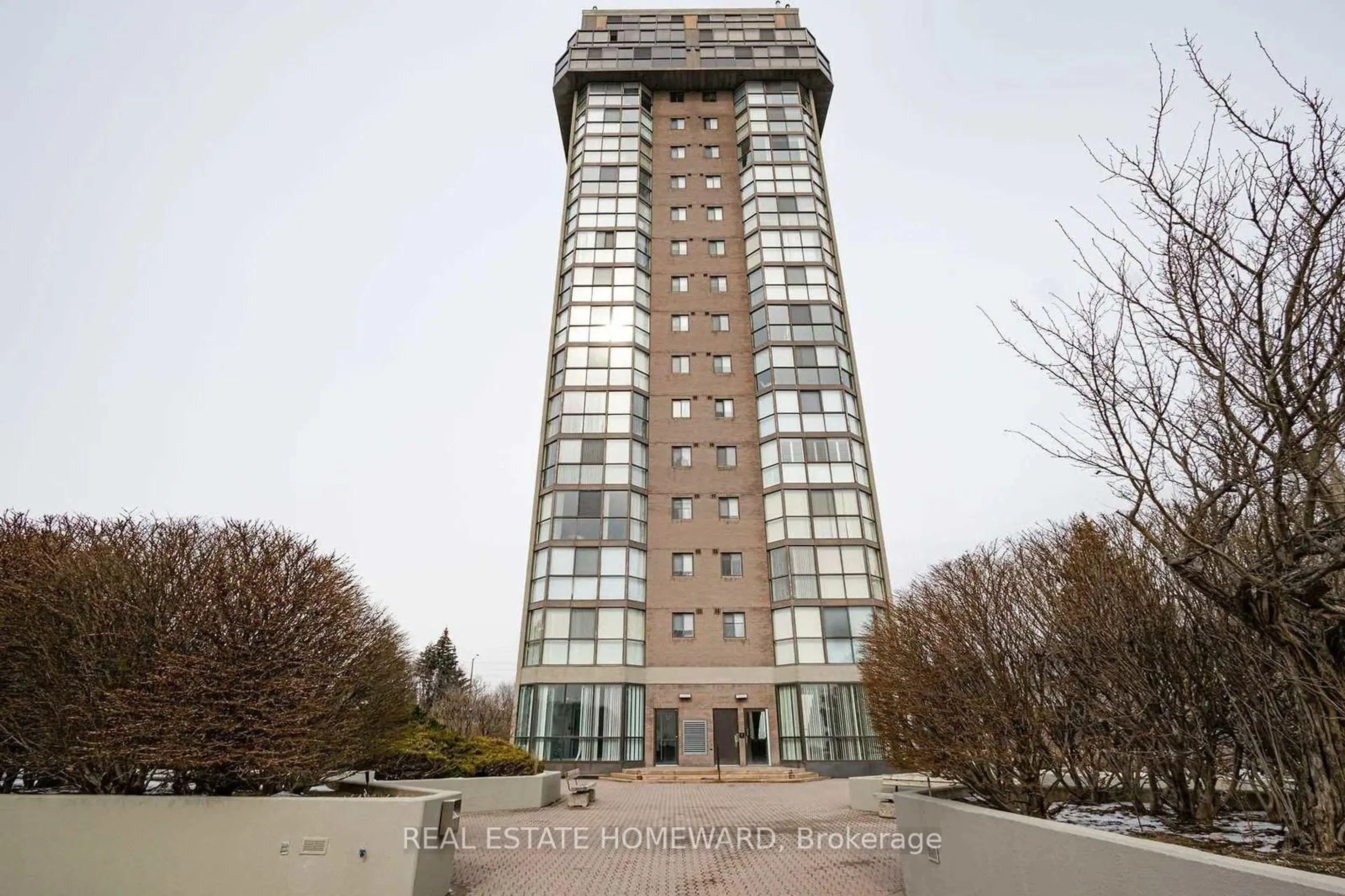 Indoor foyer for 880 Dundas St #407, Mississauga Ontario L5C 4H3