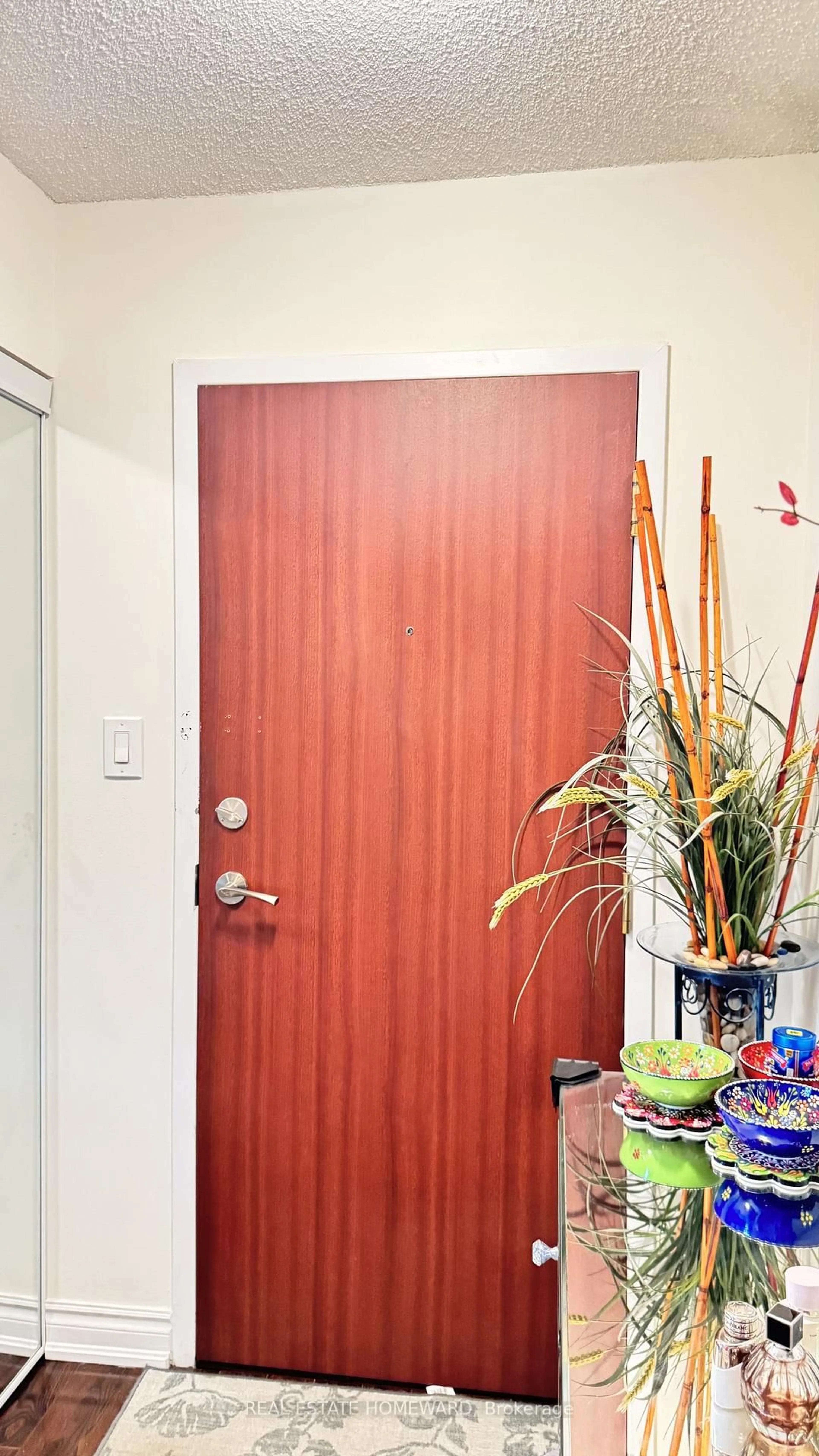 Indoor entryway for 880 Dundas St #407, Mississauga Ontario L5C 4H3