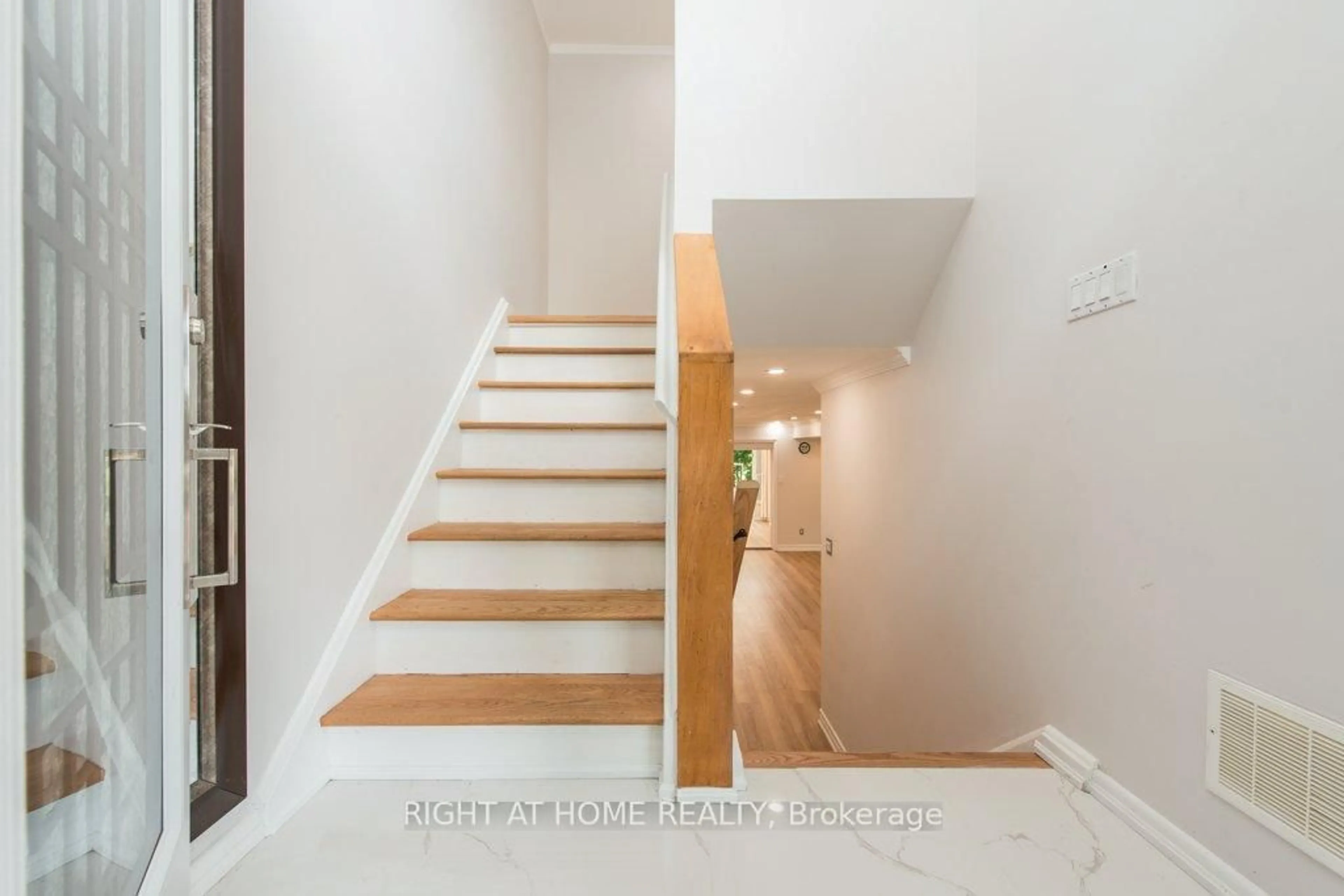 Stairs for 115 St Lucie Dr, Toronto Ontario M9M 1T4