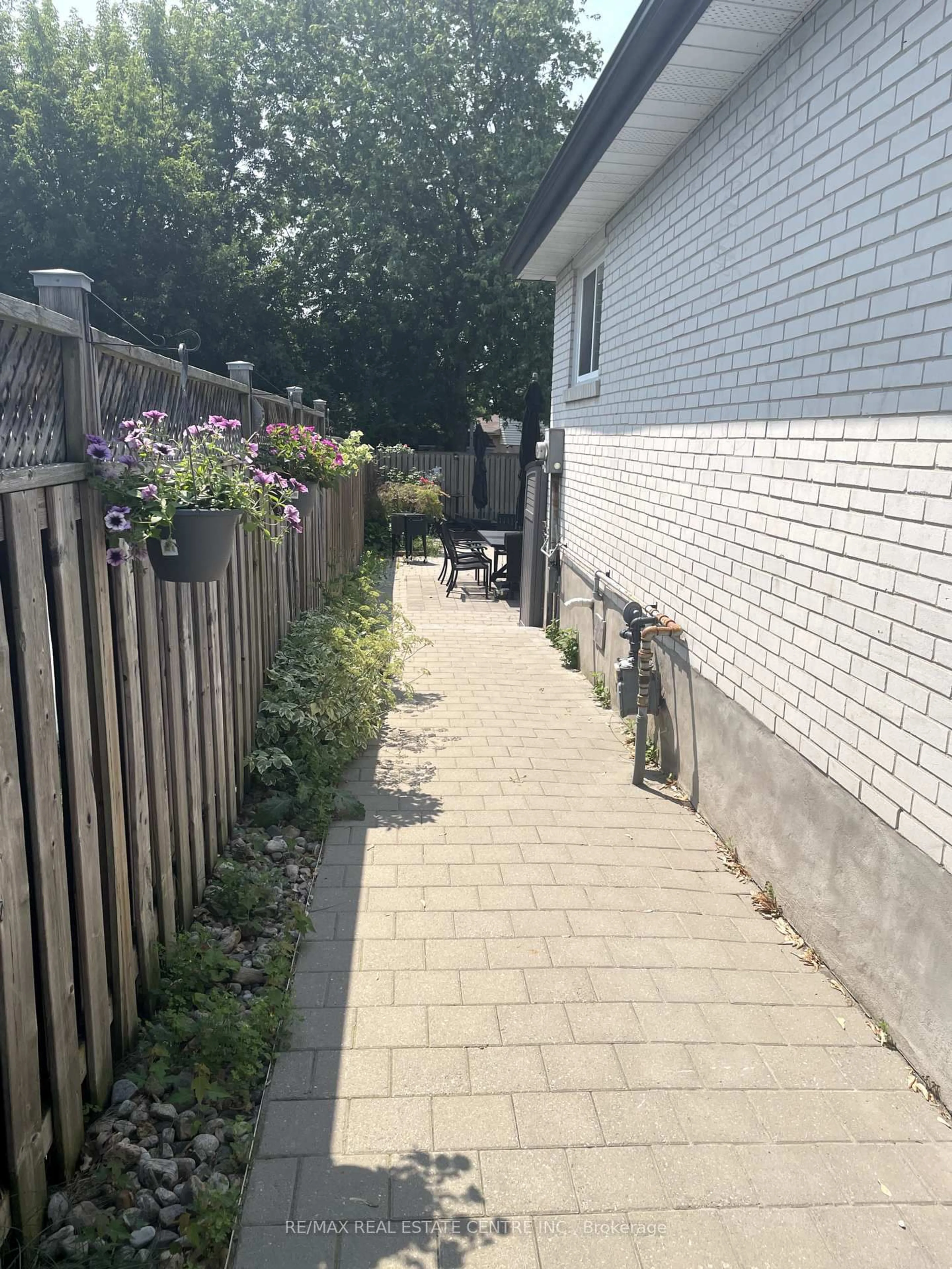 Patio, street for 72 Cavendish Cres, Brampton Ontario L6T 1Z4