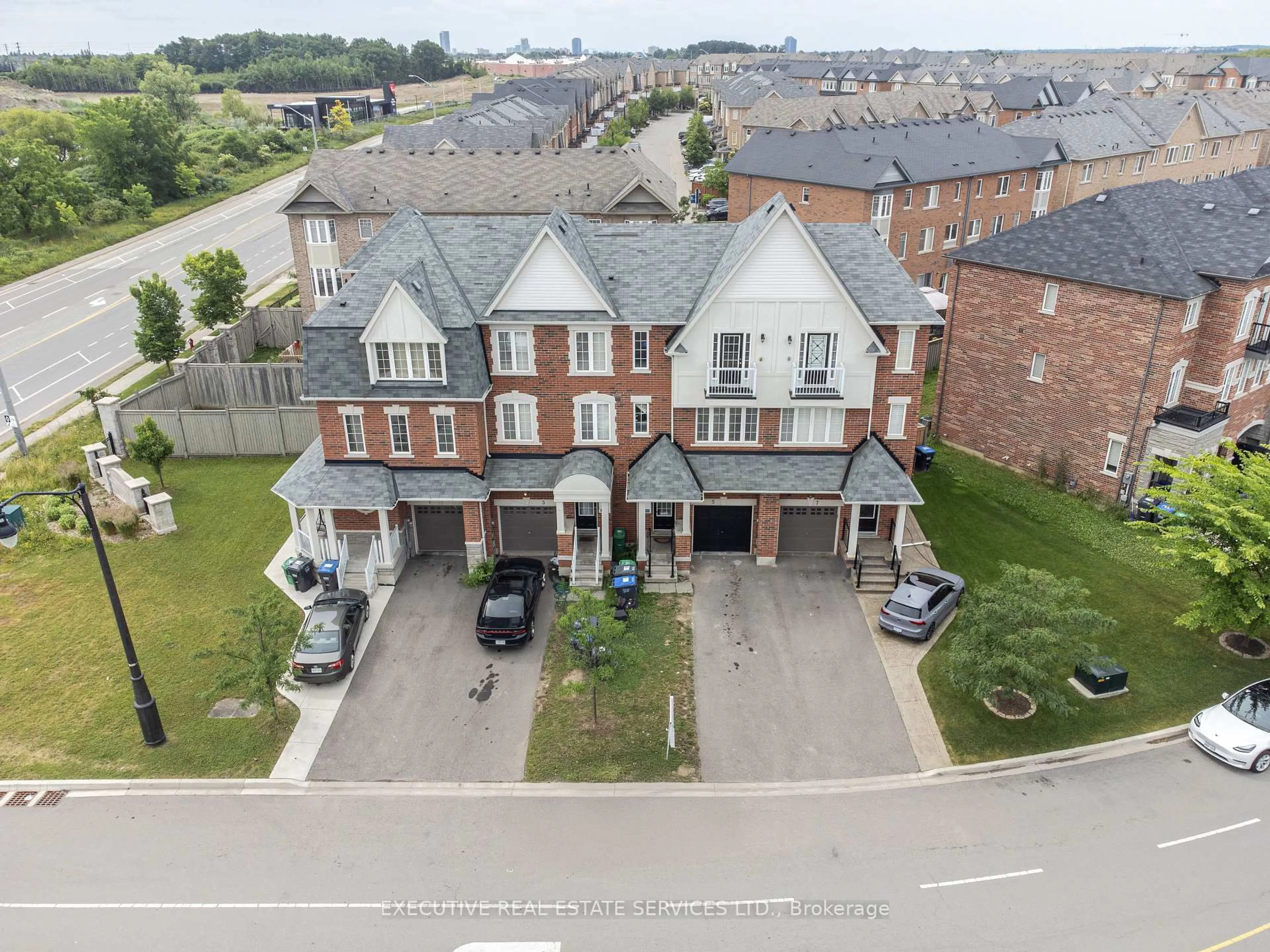 A pic from outside/outdoor area/front of a property/back of a property/a pic from drone, street for 5 Sprucewood Rd, Brampton Ontario L6Z 0J3